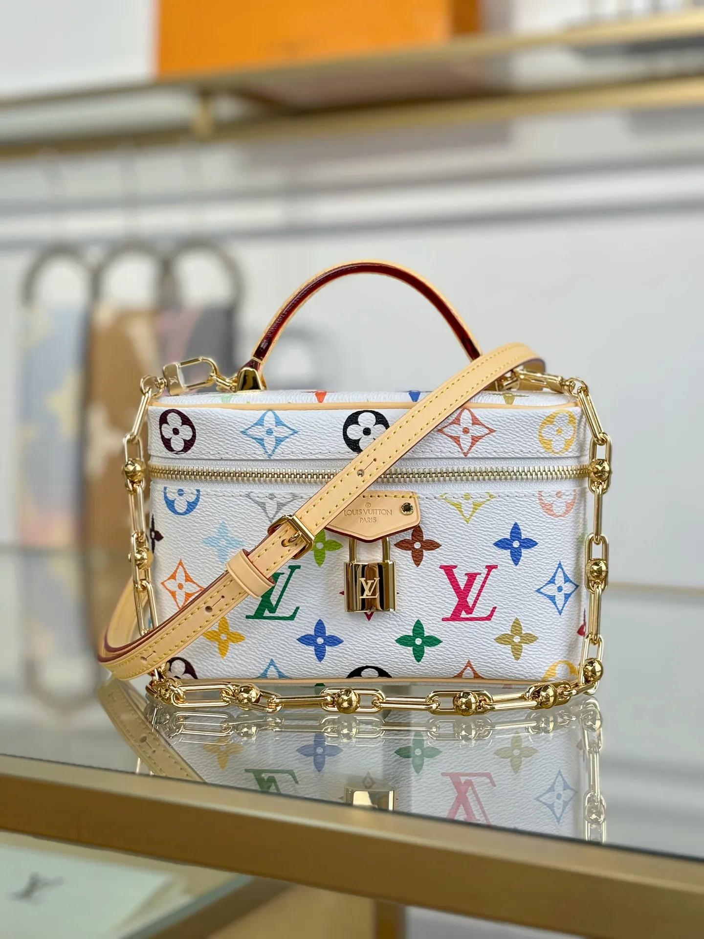 P¥1400👉nfc163C01 dynamic chip👈 [100% MB special grade, all-steel hardware, imported fabrics] This Vanity Pouch handbag is from the Louis Vuitton Coated canvas is trimmed with calfskin, while a zipper closure, detachable chain and LV-engraved padlock add a metallic sheen. Monogram coated canvas - Calf leather trim - Textile lining - Metal hardware - Zip closure - Padlock - Holds a smartphone, keys, headphones and short wallet - Shoulder strap: removable and adjustable! ! Model: M13662; Size: 19x11.5x6.5CM