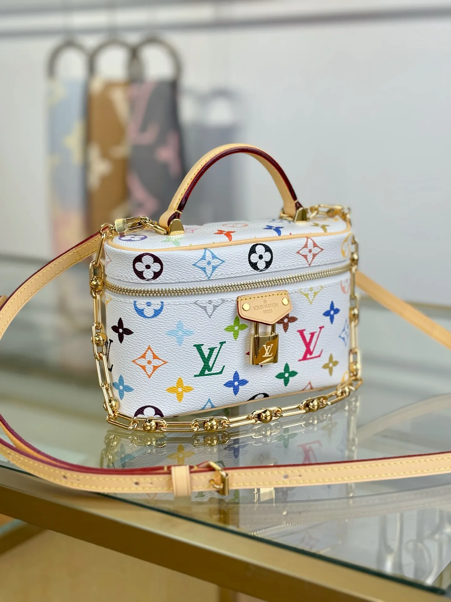 P¥1400👉nfc163C01 dynamic chip👈 [100% MB special grade, all-steel hardware, imported fabrics] This Vanity Pouch handbag is from the Louis Vuitton Coated canvas is trimmed with calfskin, while a zipper closure, detachable chain and LV-engraved padlock add a metallic sheen. Monogram coated canvas - Calf leather trim - Textile lining - Metal hardware - Zip closure - Padlock - Holds a smartphone, keys, headphones and short wallet - Shoulder strap: removable and adjustable! ! Model: M13662; Size: 19x11.5x6.5CM
