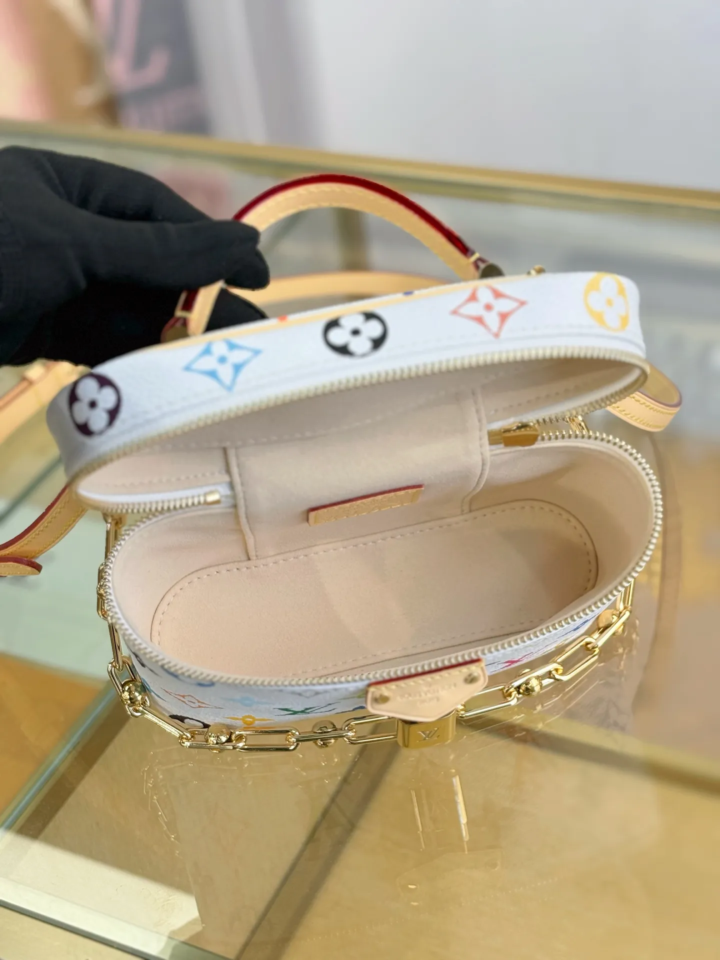 P¥1400👉nfc163C01 dynamic chip👈 [100% MB special grade, all-steel hardware, imported fabrics] This Vanity Pouch handbag is from the Louis Vuitton Coated canvas is trimmed with calfskin, while a zipper closure, detachable chain and LV-engraved padlock add a metallic sheen. Monogram coated canvas - Calf leather trim - Textile lining - Metal hardware - Zip closure - Padlock - Holds a smartphone, keys, headphones and short wallet - Shoulder strap: removable and adjustable! ! Model: M13662; Size: 19x11.5x6.5CM
