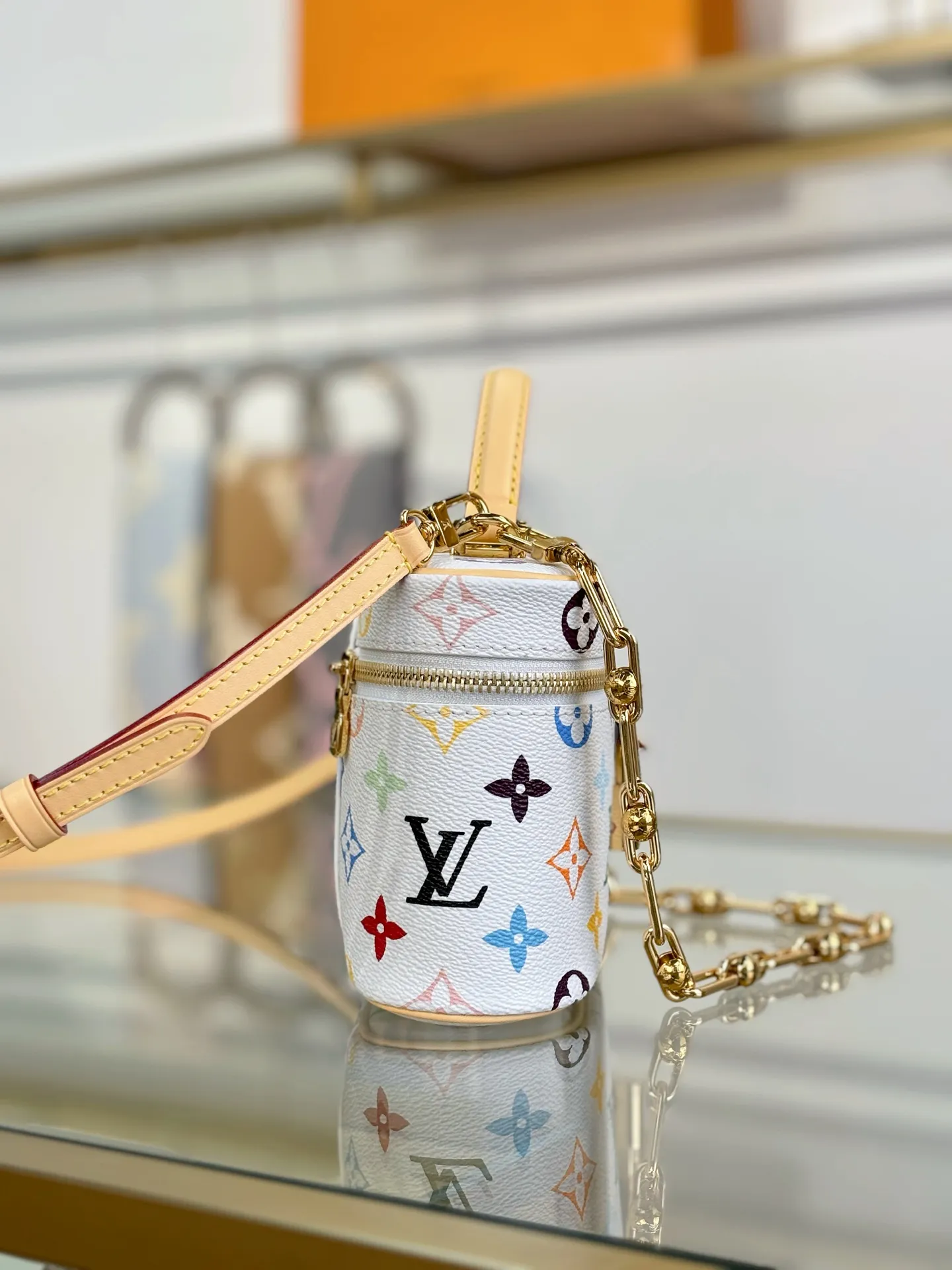 P¥1400👉nfc163C01 dynamic chip👈 [100% MB special grade, all-steel hardware, imported fabrics] This Vanity Pouch handbag is from the Louis Vuitton Coated canvas is trimmed with calfskin, while a zipper closure, detachable chain and LV-engraved padlock add a metallic sheen. Monogram coated canvas - Calf leather trim - Textile lining - Metal hardware - Zip closure - Padlock - Holds a smartphone, keys, headphones and short wallet - Shoulder strap: removable and adjustable! ! Model: M13662; Size: 19x11.5x6.5CM