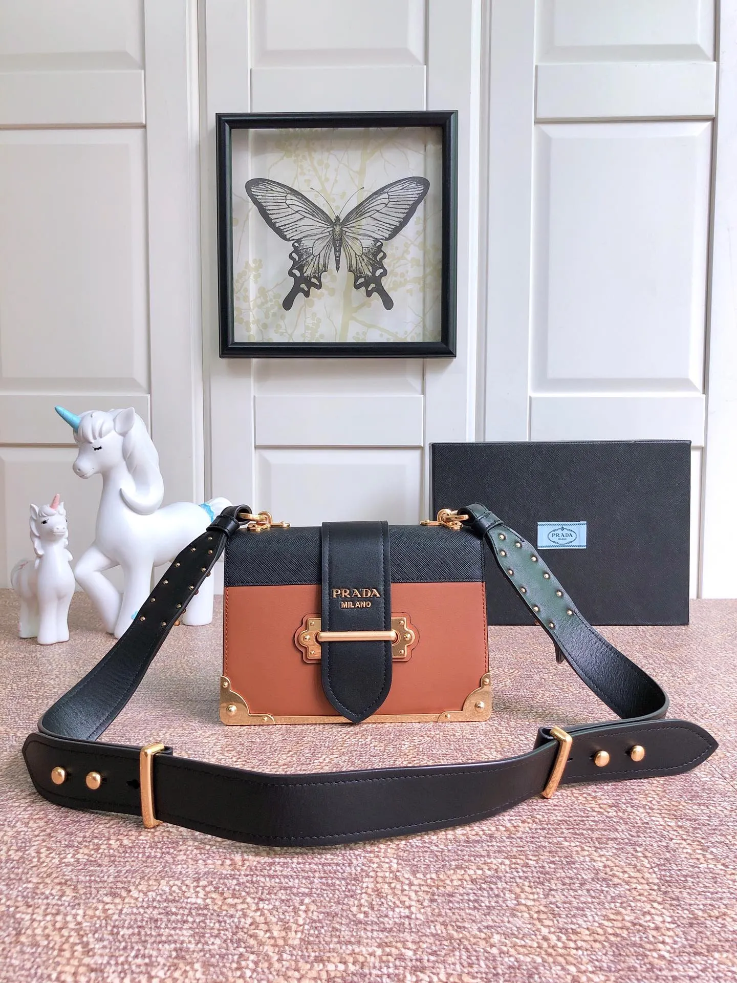 💰1800, P's latest women's bag 1BD045, new color has arrived, top quality, synchronized with counters, made of imported calfskin➕cross pattern➕sheepskin inner, top hardware. Lots of compartments, fashionable + casual + lightweight, a favorite among ladies, length 19cm and height 14cmX9cm