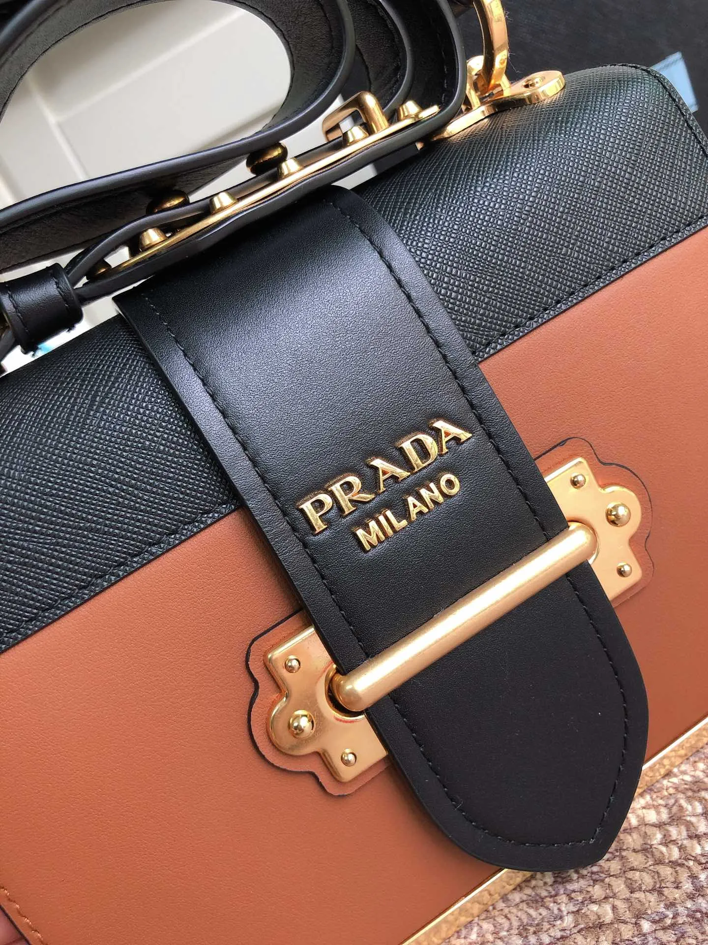 💰1800, P's latest women's bag 1BD045, new color has arrived, top quality, synchronized with counters, made of imported calfskin➕cross pattern➕sheepskin inner, top hardware. Lots of compartments, fashionable + casual + lightweight, a favorite among ladies, length 19cm and height 14cmX9cm