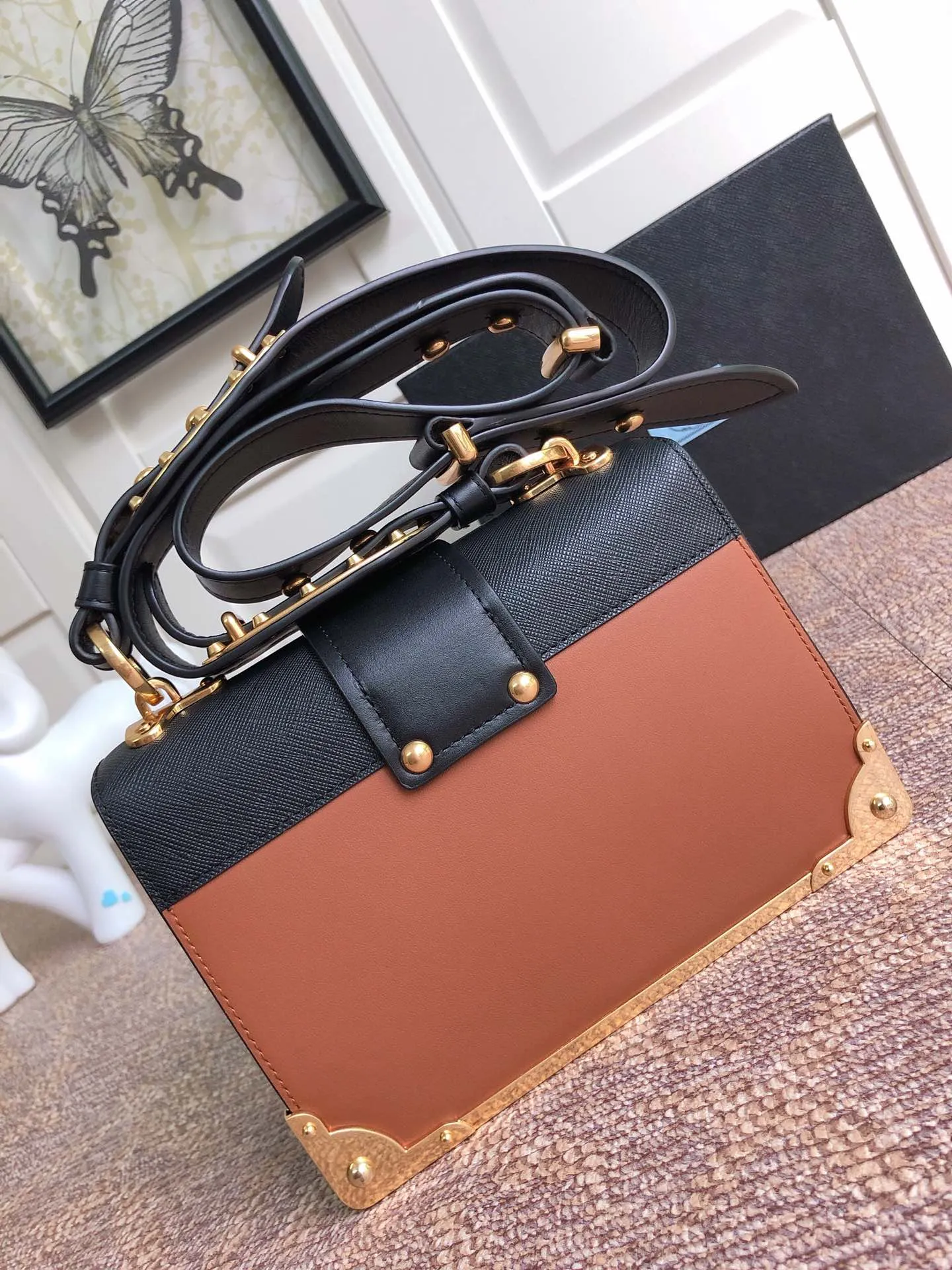 💰1800, P's latest women's bag 1BD045, new color has arrived, top quality, synchronized with counters, made of imported calfskin➕cross pattern➕sheepskin inner, top hardware. Lots of compartments, fashionable + casual + lightweight, a favorite among ladies, length 19cm and height 14cmX9cm