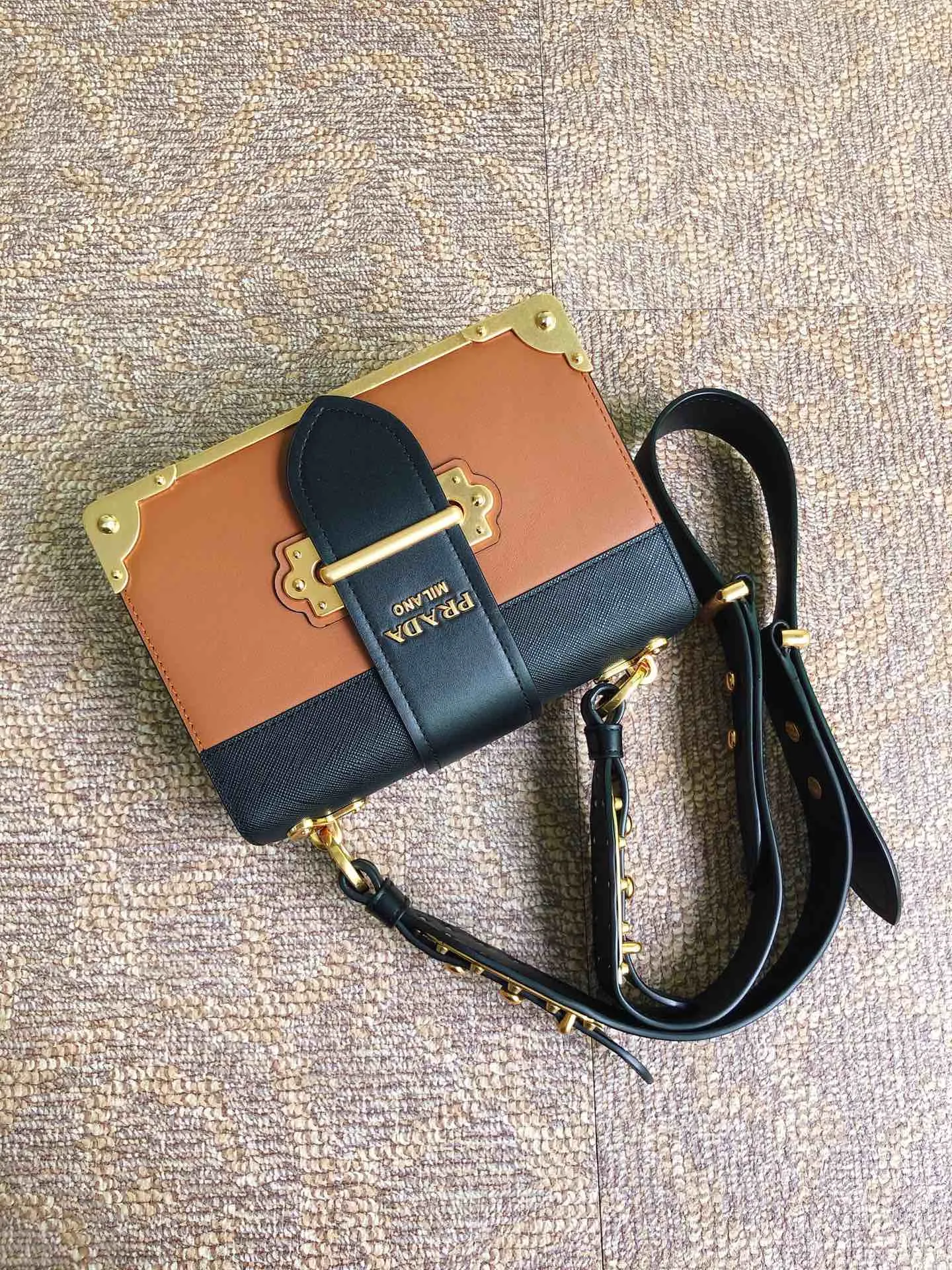 💰1800, P's latest women's bag 1BD045, new color has arrived, top quality, synchronized with counters, made of imported calfskin➕cross pattern➕sheepskin inner, top hardware. Lots of compartments, fashionable + casual + lightweight, a favorite among ladies, length 19cm and height 14cmX9cm