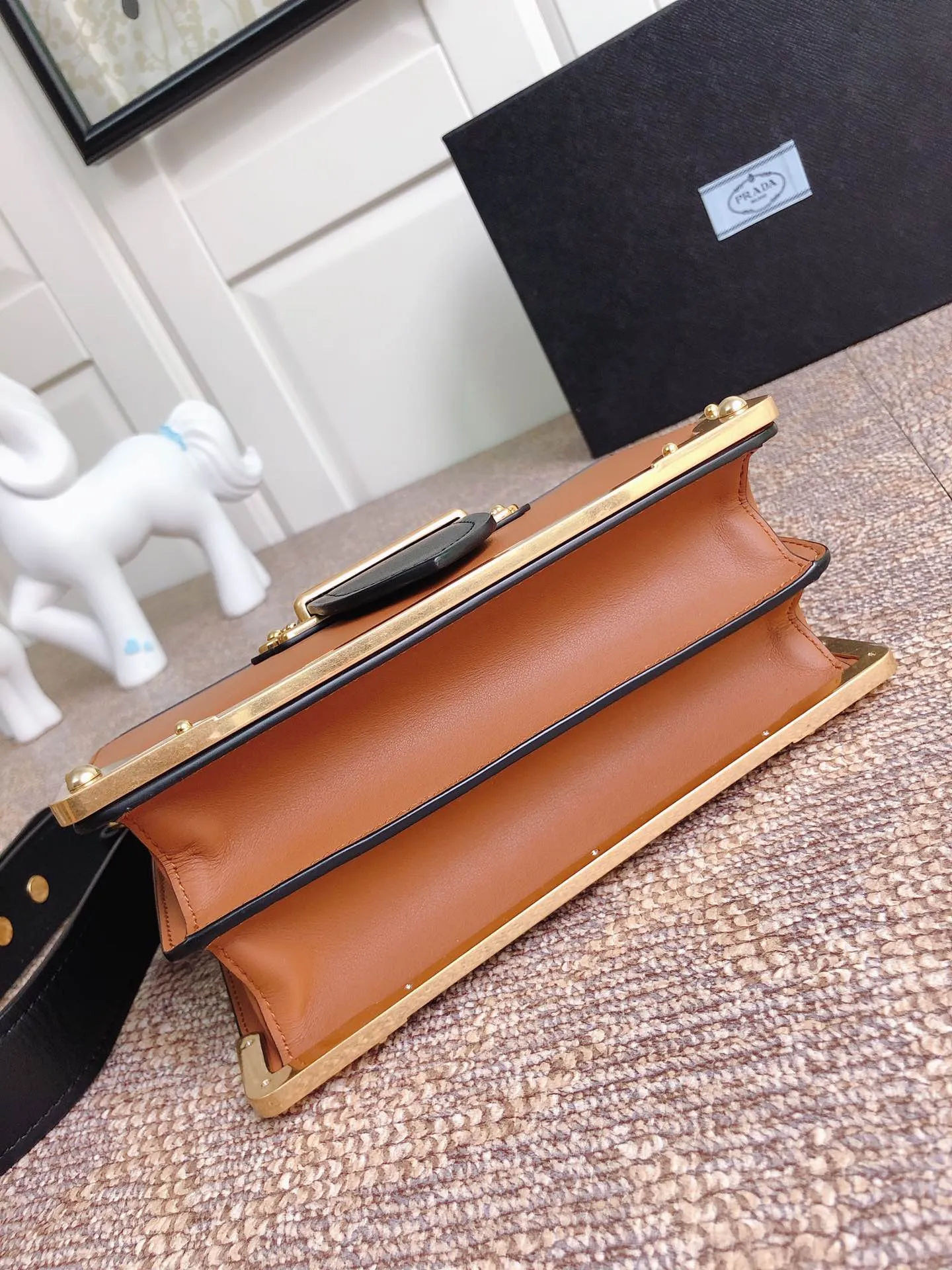 💰1800, P's latest women's bag 1BD045, new color has arrived, top quality, synchronized with counters, made of imported calfskin➕cross pattern➕sheepskin inner, top hardware. Lots of compartments, fashionable + casual + lightweight, a favorite among ladies, length 19cm and height 14cmX9cm