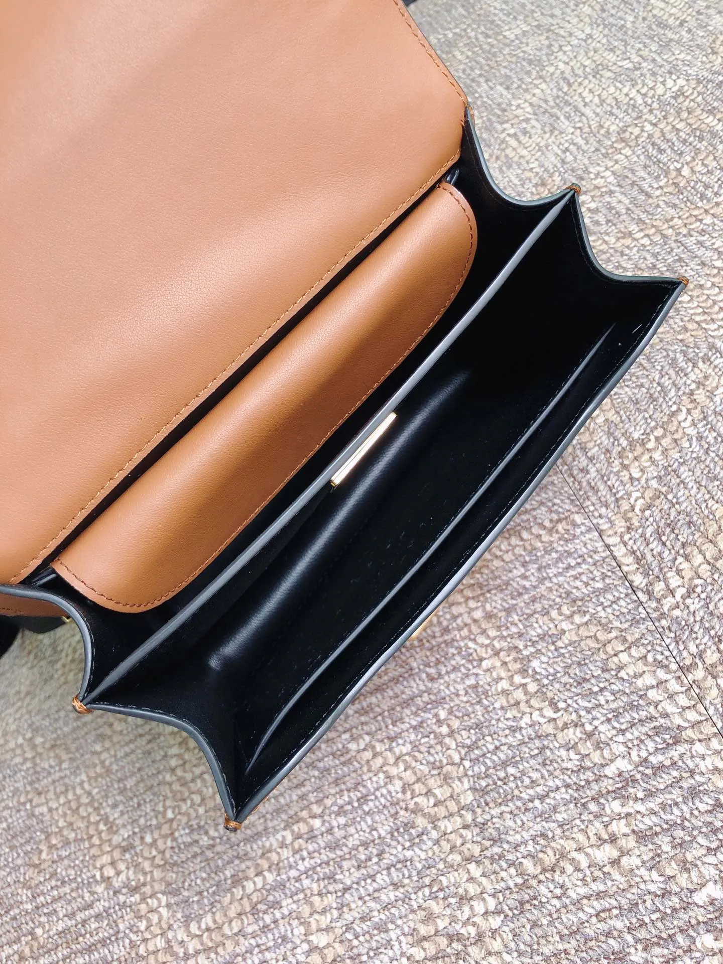 💰1800, P's latest women's bag 1BD045, new color has arrived, top quality, synchronized with counters, made of imported calfskin➕cross pattern➕sheepskin inner, top hardware. Lots of compartments, fashionable + casual + lightweight, a favorite among ladies, length 19cm and height 14cmX9cm