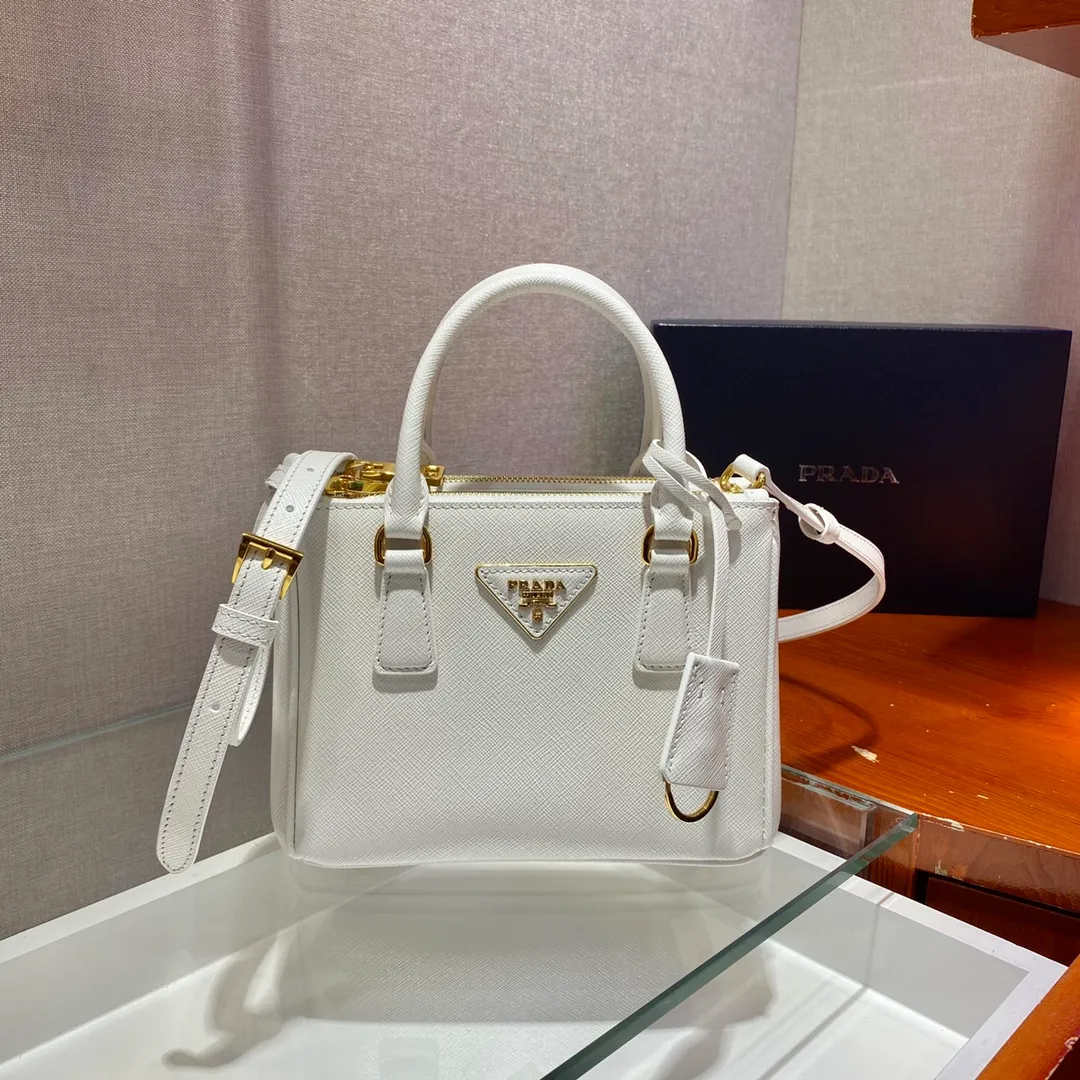 💰1700🎉Mini killer🎉1BA906, this Galleria handbag is made of iconic Saffiano leather, equipped with a detachable shoulder strap, top brushed hardware👍👍 It is a chic interpretation of classic and timeless elegance. For beauties in the current era of fashionable small bags. It’s worth owning, it can be used easily for girls’ daily travel📱💄🚗🔑, it has a large capacity, is beautiful and practical🙊🙊It is a bag that will never go out of style anytime you use it😘😘Hurry up and get it👏👏 Length 20x Height 15x Bottom 9.5cm