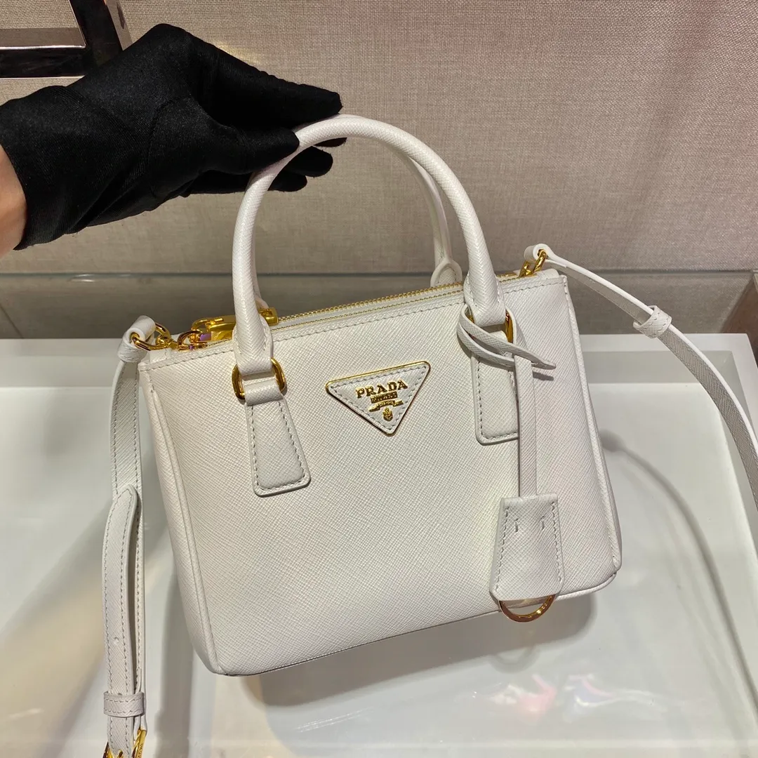 💰1700🎉Mini killer🎉1BA906, this Galleria handbag is made of iconic Saffiano leather, equipped with a detachable shoulder strap, top brushed hardware👍👍 It is a chic interpretation of classic and timeless elegance. For beauties in the current era of fashionable small bags. It’s worth owning, it can be used easily for girls’ daily travel📱💄🚗🔑, it has a large capacity, is beautiful and practical🙊🙊It is a bag that will never go out of style anytime you use it😘😘Hurry up and get it👏👏 Length 20x Height 15x Bottom 9.5cm