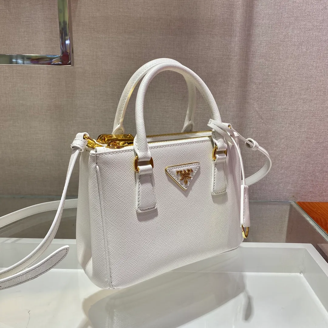 💰1700🎉Mini killer🎉1BA906, this Galleria handbag is made of iconic Saffiano leather, equipped with a detachable shoulder strap, top brushed hardware👍👍 It is a chic interpretation of classic and timeless elegance. For beauties in the current era of fashionable small bags. It’s worth owning, it can be used easily for girls’ daily travel📱💄🚗🔑, it has a large capacity, is beautiful and practical🙊🙊It is a bag that will never go out of style anytime you use it😘😘Hurry up and get it👏👏 Length 20x Height 15x Bottom 9.5cm
