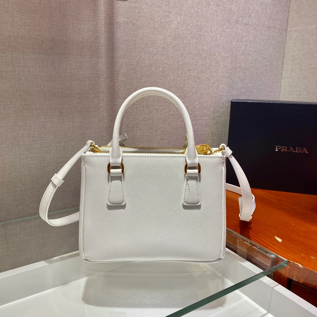 💰1700🎉Mini killer🎉1BA906, this Galleria handbag is made of iconic Saffiano leather, equipped with a detachable shoulder strap, top brushed hardware👍👍 It is a chic interpretation of classic and timeless elegance. For beauties in the current era of fashionable small bags. It’s worth owning, it can be used easily for girls’ daily travel📱💄🚗🔑, it has a large capacity, is beautiful and practical🙊🙊It is a bag that will never go out of style anytime you use it😘😘Hurry up and get it👏👏 Length 20x Height 15x Bottom 9.5cm