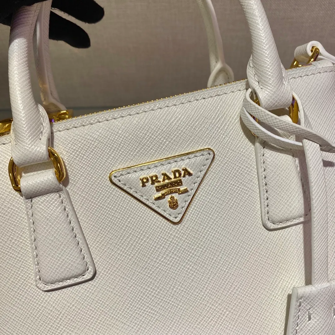 💰1700🎉Mini killer🎉1BA906, this Galleria handbag is made of iconic Saffiano leather, equipped with a detachable shoulder strap, top brushed hardware👍👍 It is a chic interpretation of classic and timeless elegance. For beauties in the current era of fashionable small bags. It’s worth owning, it can be used easily for girls’ daily travel📱💄🚗🔑, it has a large capacity, is beautiful and practical🙊🙊It is a bag that will never go out of style anytime you use it😘😘Hurry up and get it👏👏 Length 20x Height 15x Bottom 9.5cm