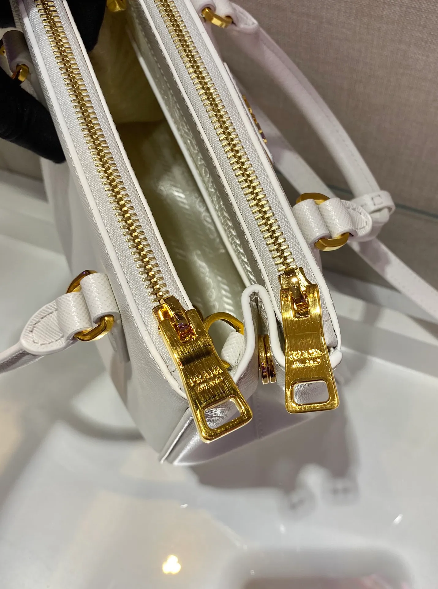💰1700🎉Mini killer🎉1BA906, this Galleria handbag is made of iconic Saffiano leather, equipped with a detachable shoulder strap, top brushed hardware👍👍 It is a chic interpretation of classic and timeless elegance. For beauties in the current era of fashionable small bags. It’s worth owning, it can be used easily for girls’ daily travel📱💄🚗🔑, it has a large capacity, is beautiful and practical🙊🙊It is a bag that will never go out of style anytime you use it😘😘Hurry up and get it👏👏 Length 20x Height 15x Bottom 9.5cm