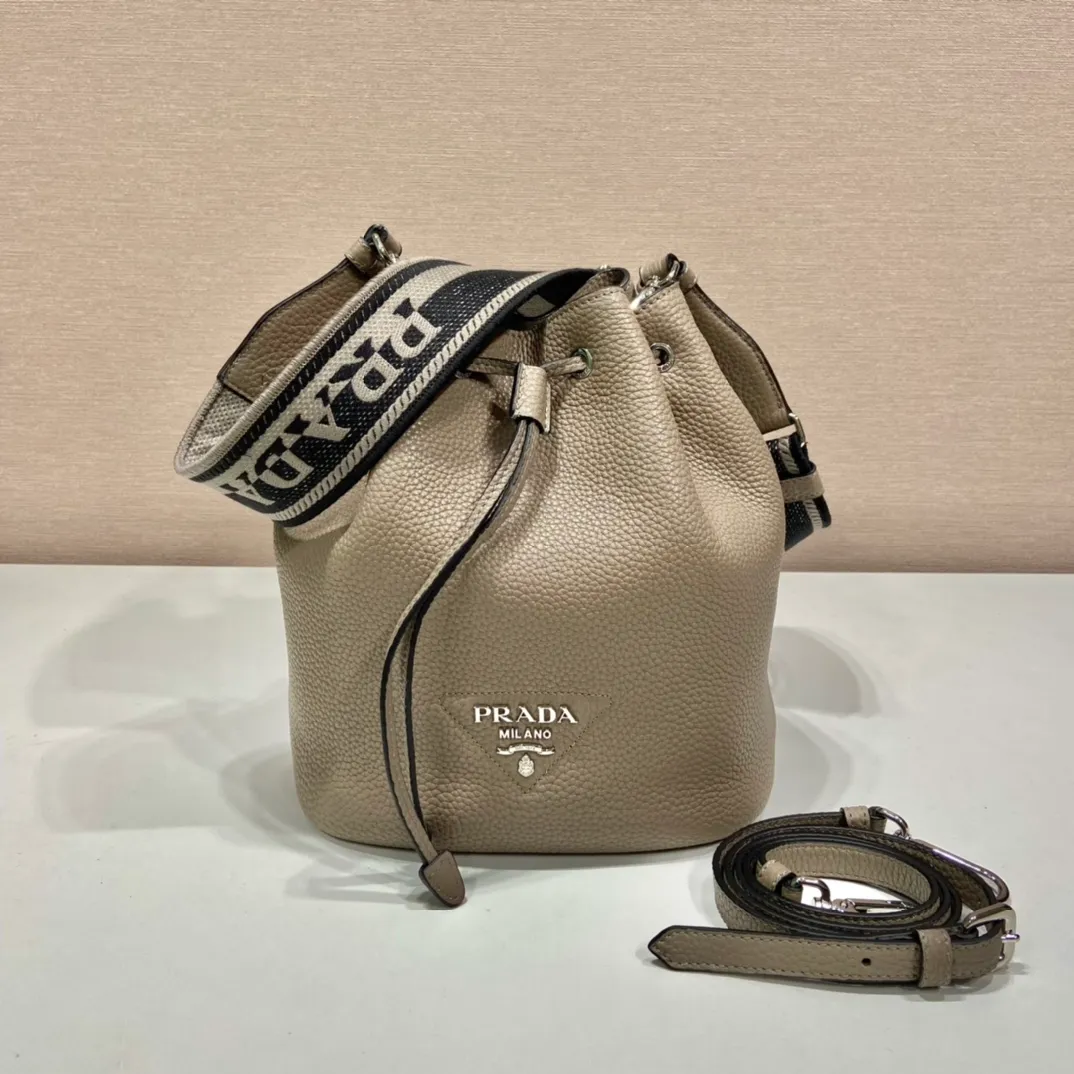💰1700🎉New double shoulder straps🎉1BE060 double shoulder straps🎉 This bucket double shoulder strap is made of imported deerskin grain cowhide and equipped with two interchangeable and adjustable long shoulder straps. The combination of fabric webbing and cowhide is perfect😘, versatile for mixing and matching different clothes on different occasions😘, large capacity, many compartments, super soft feel🎉Hurry up and get it🎉 Length 20x Height 25 bottom 14cm🎉