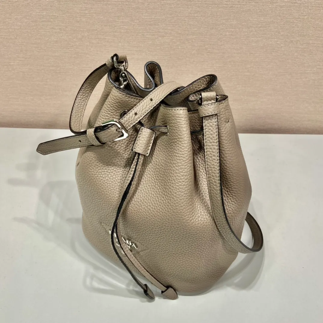 💰1700🎉New double shoulder straps🎉1BE060 double shoulder straps🎉 This bucket double shoulder strap is made of imported deerskin grain cowhide and equipped with two interchangeable and adjustable long shoulder straps. The combination of fabric webbing and cowhide is perfect😘, versatile for mixing and matching different clothes on different occasions😘, large capacity, many compartments, super soft feel🎉Hurry up and get it🎉 Length 20x Height 25 bottom 14cm🎉