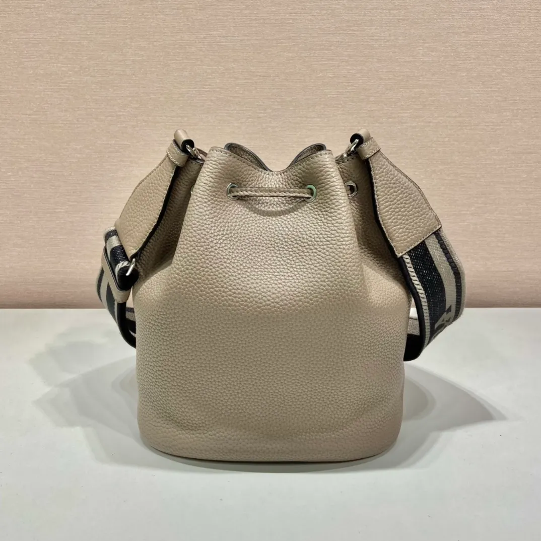 💰1700🎉New double shoulder straps🎉1BE060 double shoulder straps🎉 This bucket double shoulder strap is made of imported deerskin grain cowhide and equipped with two interchangeable and adjustable long shoulder straps. The combination of fabric webbing and cowhide is perfect😘, versatile for mixing and matching different clothes on different occasions😘, large capacity, many compartments, super soft feel🎉Hurry up and get it🎉 Length 20x Height 25 bottom 14cm🎉