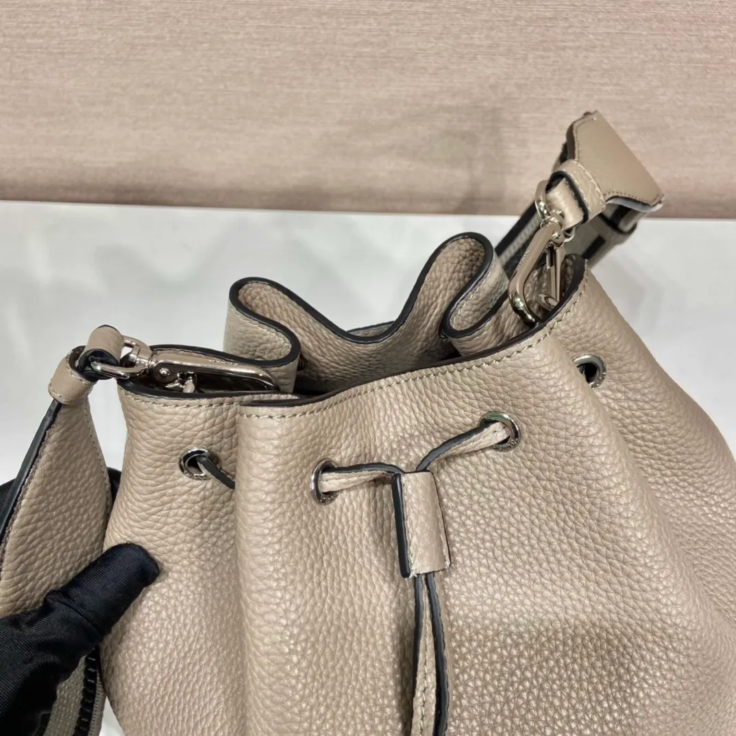 💰1700🎉New double shoulder straps🎉1BE060 double shoulder straps🎉 This bucket double shoulder strap is made of imported deerskin grain cowhide and equipped with two interchangeable and adjustable long shoulder straps. The combination of fabric webbing and cowhide is perfect😘, versatile for mixing and matching different clothes on different occasions😘, large capacity, many compartments, super soft feel🎉Hurry up and get it🎉 Length 20x Height 25 bottom 14cm🎉