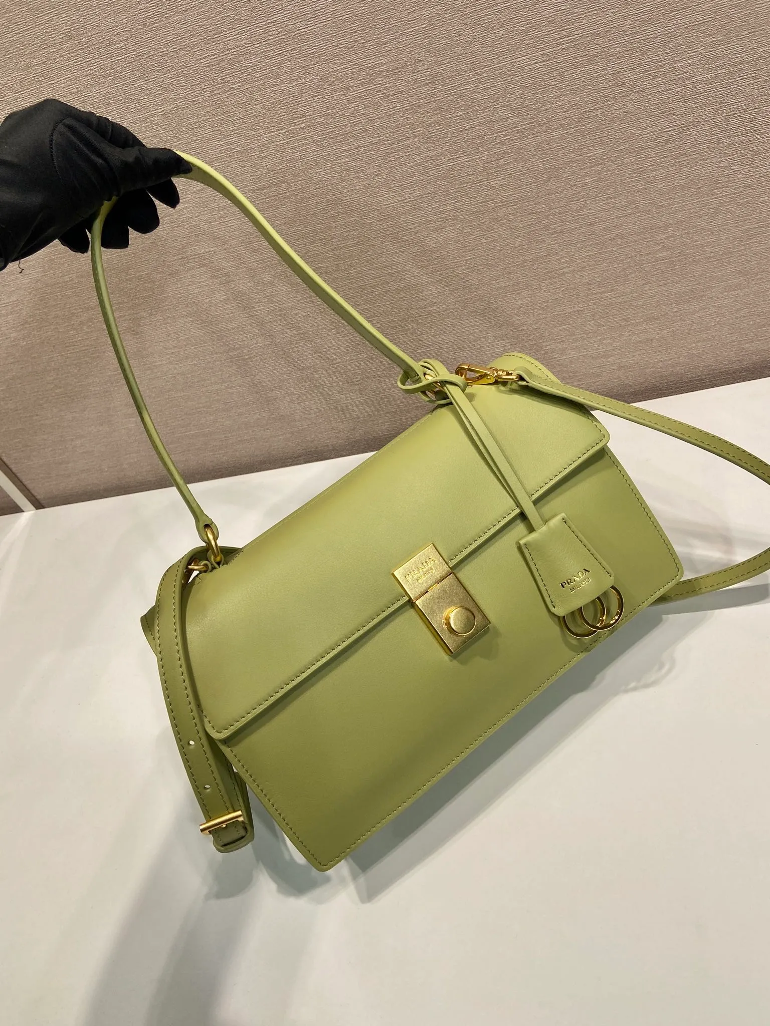 💰1560🎉New catwalk model🎉1BN023 calfskin🎉🎉 This new Soft Sound handbag is made of imported calfskin and soft sheepskin interior. It has ample space, is chic and versatile. Equipped with a detachable long shoulder strap and two compartments, it can be carried by hand or on the shoulder. 😘Shows diverse and fashionable styles. The upper body effect is so classy, ​​I love it😘, it’s another popular model for internet celebrities, babies, hurry up and get it🎉🎉 Length 28x Height 16x Bottom 10cm🎉🎉🎉👏👏👏