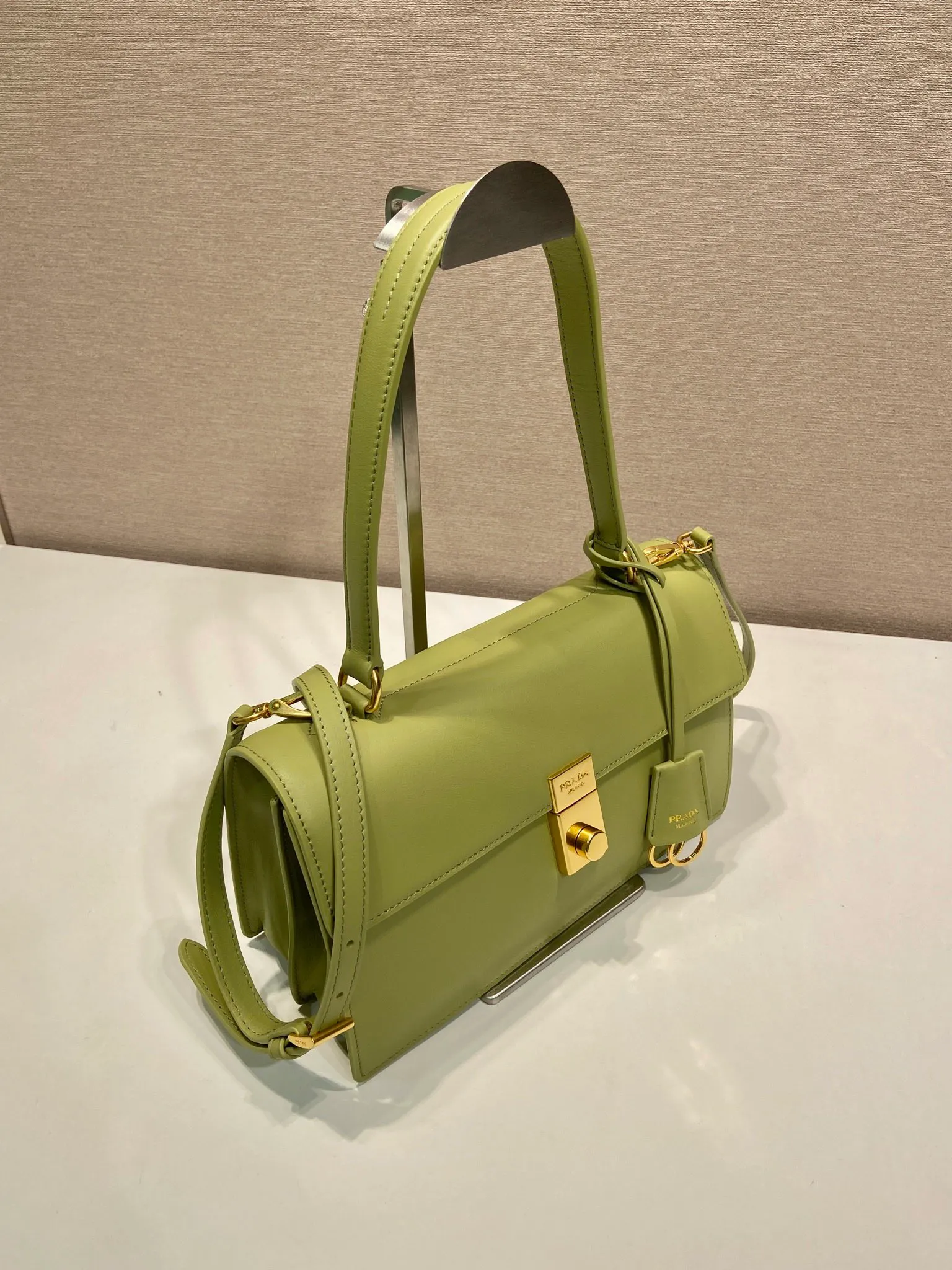 💰1560🎉New catwalk model🎉1BN023 calfskin🎉🎉 This new Soft Sound handbag is made of imported calfskin and soft sheepskin interior. It has ample space, is chic and versatile. Equipped with a detachable long shoulder strap and two compartments, it can be carried by hand or on the shoulder. 😘Shows diverse and fashionable styles. The upper body effect is so classy, ​​I love it😘, it’s another popular model for internet celebrities, babies, hurry up and get it🎉🎉 Length 28x Height 16x Bottom 10cm🎉🎉🎉👏👏👏
