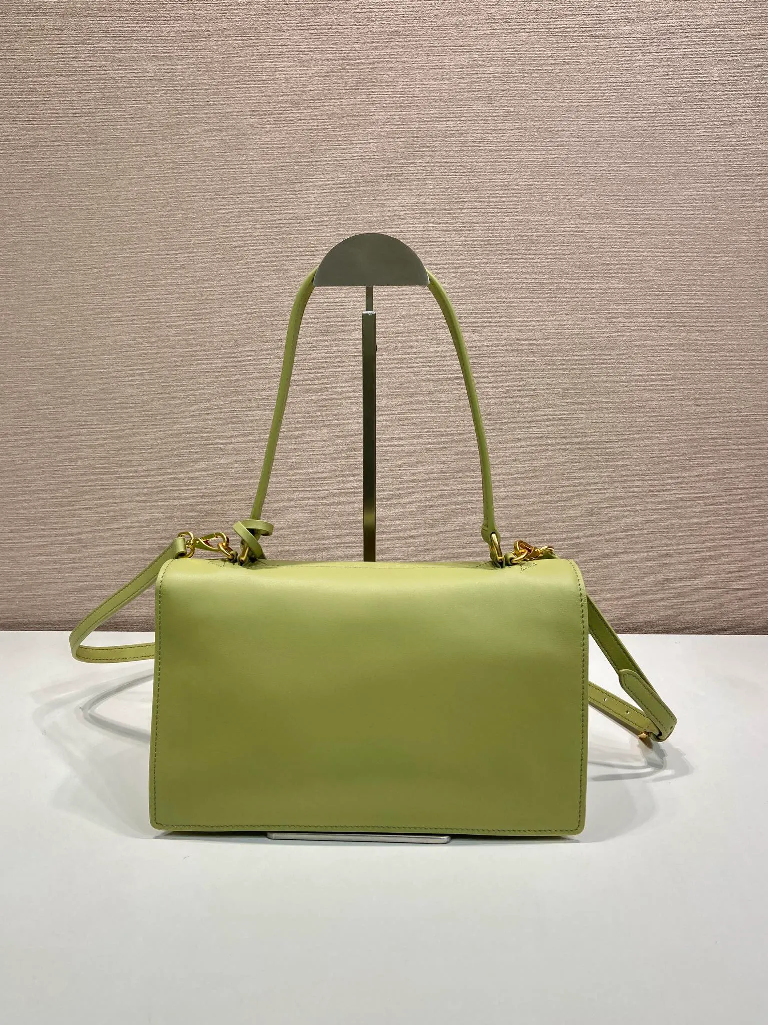 💰1560🎉New catwalk model🎉1BN023 calfskin🎉🎉 This new Soft Sound handbag is made of imported calfskin and soft sheepskin interior. It has ample space, is chic and versatile. Equipped with a detachable long shoulder strap and two compartments, it can be carried by hand or on the shoulder. 😘Shows diverse and fashionable styles. The upper body effect is so classy, ​​I love it😘, it’s another popular model for internet celebrities, babies, hurry up and get it🎉🎉 Length 28x Height 16x Bottom 10cm🎉🎉🎉👏👏👏