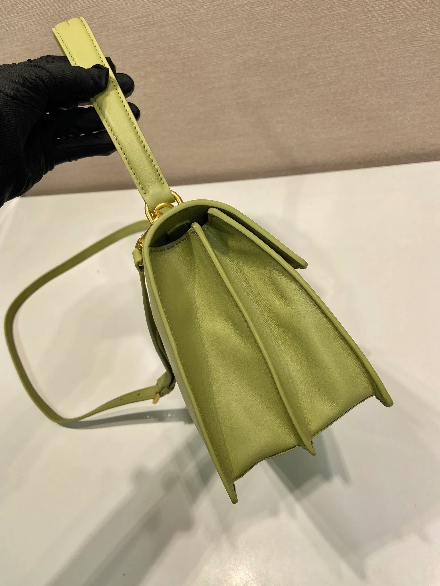 💰1560🎉New catwalk model🎉1BN023 calfskin🎉🎉 This new Soft Sound handbag is made of imported calfskin and soft sheepskin interior. It has ample space, is chic and versatile. Equipped with a detachable long shoulder strap and two compartments, it can be carried by hand or on the shoulder. 😘Shows diverse and fashionable styles. The upper body effect is so classy, ​​I love it😘, it’s another popular model for internet celebrities, babies, hurry up and get it🎉🎉 Length 28x Height 16x Bottom 10cm🎉🎉🎉👏👏👏