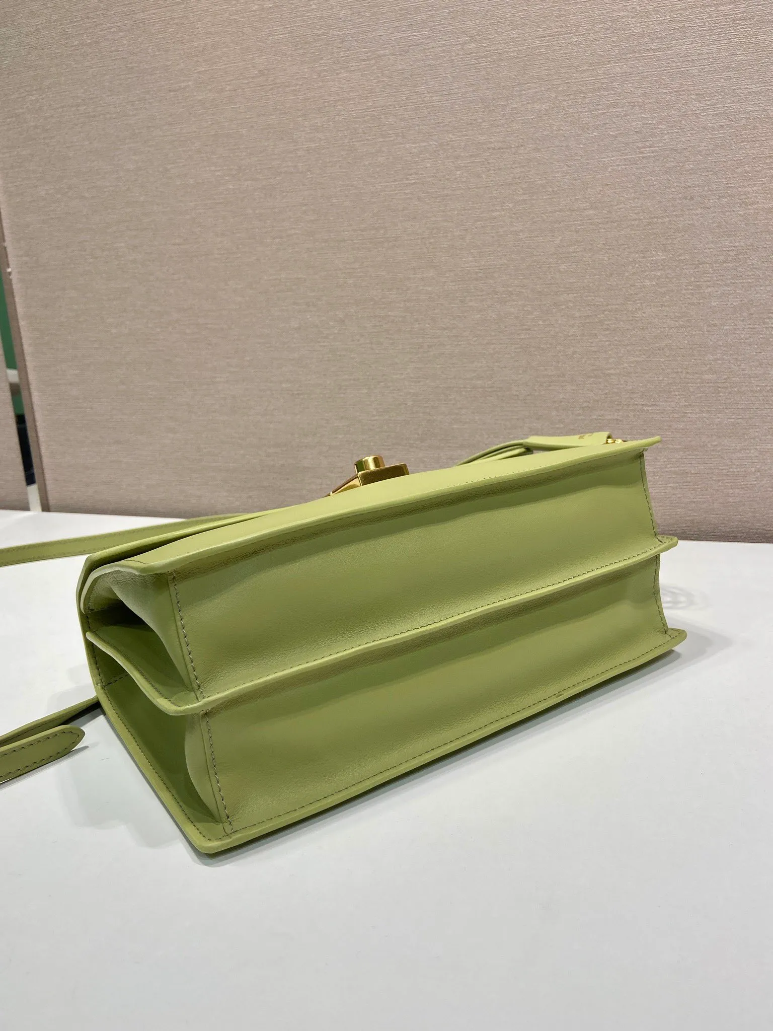 💰1560🎉New catwalk model🎉1BN023 calfskin🎉🎉 This new Soft Sound handbag is made of imported calfskin and soft sheepskin interior. It has ample space, is chic and versatile. Equipped with a detachable long shoulder strap and two compartments, it can be carried by hand or on the shoulder. 😘Shows diverse and fashionable styles. The upper body effect is so classy, ​​I love it😘, it’s another popular model for internet celebrities, babies, hurry up and get it🎉🎉 Length 28x Height 16x Bottom 10cm🎉🎉🎉👏👏👏