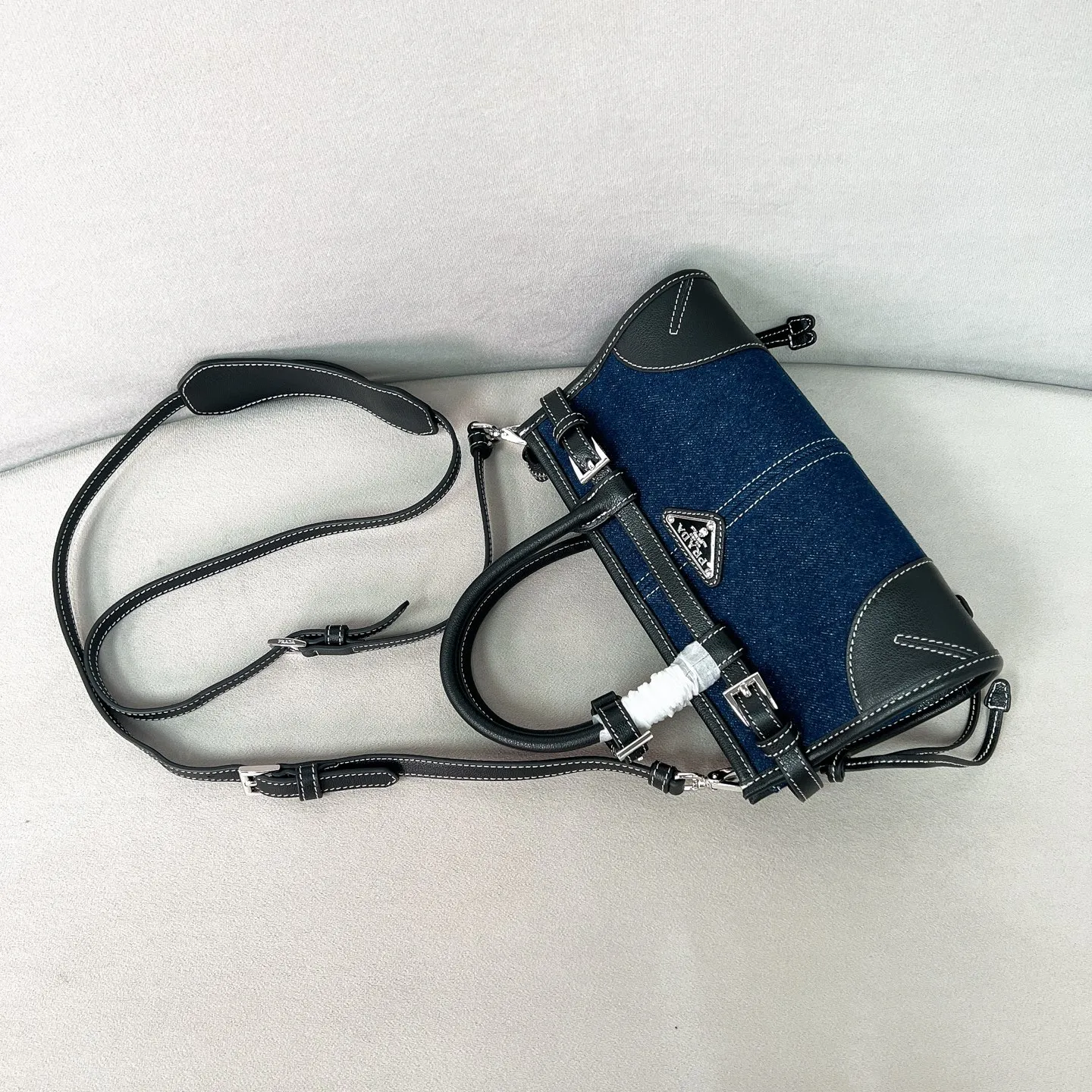 💰1400✨New model debut✨2025 new denim Baby Bonnie handbag 1BA486 hot style LuxSoft-Bonnie handbag denim fabric with retro waxed leather and gold hardware iconic triangle logo equipped with long shoulder strap can be carried on one shoulder or crossbody, fashionable and full of design, casual and simple, exquisite and practical, a retro style bag suitable for daily travel The upper body is really cool and sassy, retro➕fashionable and instant. Size 23.5*12*9