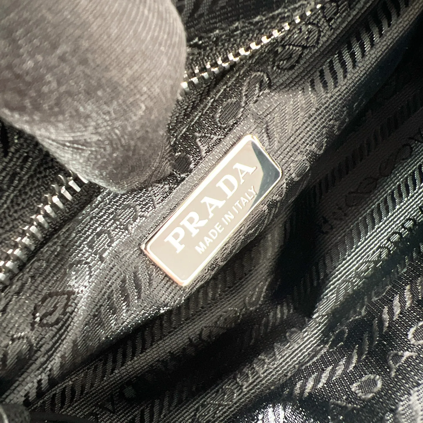 💰1400✨New model debut✨2025 new denim Baby Bonnie handbag 1BA486 hot style LuxSoft-Bonnie handbag denim fabric with retro waxed leather and gold hardware iconic triangle logo equipped with long shoulder strap can be carried on one shoulder or crossbody, fashionable and full of design, casual and simple, exquisite and practical, a retro style bag suitable for daily travel The upper body is really cool and sassy, retro➕fashionable and instant. Size 23.5*12*9