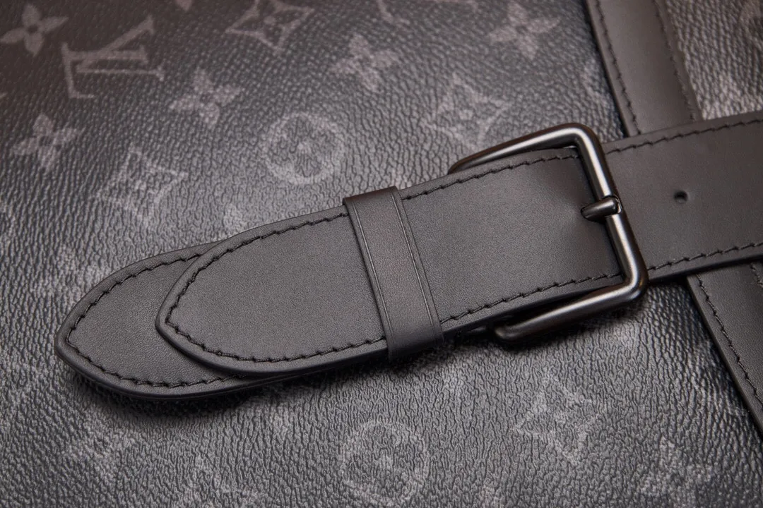 P¥1000👉nfc dynamic chip version👈【Top original pure steel hardware】m45913 The new saumur backpack is a classic item - the equestrian style saumur handbag born in 1986, giving it a modern temperament. Understated monogram eclipse canvas is paired with leather details inspired by the brand's heritage, including buckled shoulder straps with hidden magnetic closures. Equipped with a spacious main compartment and a unique notebook pocket, it is versatile and a perfect companion for daily travel. Dimensions: 27.0 x 42.0 x 13.0 cm (length x height x width)