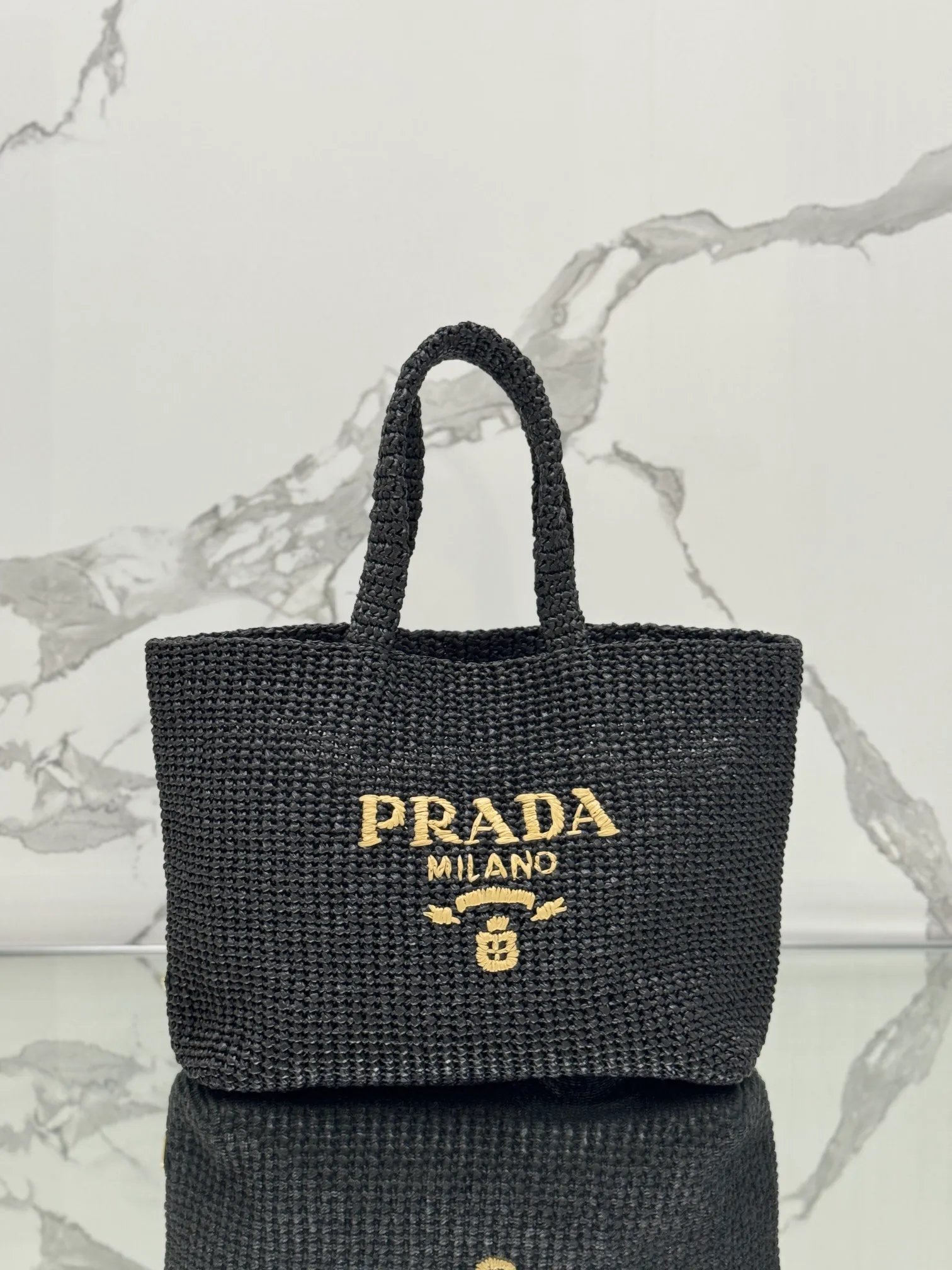 💰1900🌟Woven Tote Bag (Large Size) This tote bag is made of lightweight natural raffia fiber that is full of summer style. The soft deconstructed design gives the bag a unique modern charm. The iconic Prada lettering logo embroidery on the front subtly embellishes the silhouette. The striped pattern adds a contrasting element. So summery! Very versatile for everyday use. Size: length 40cm×height 34×width 15cm Style number: 1BG392