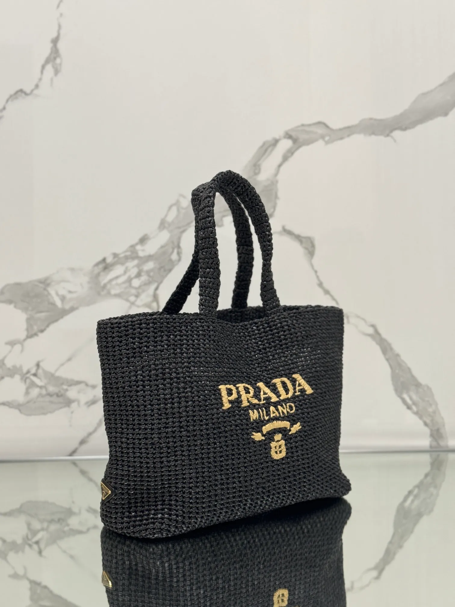 💰1900🌟Woven Tote Bag (Large Size) This tote bag is made of lightweight natural raffia fiber that is full of summer style. The soft deconstructed design gives the bag a unique modern charm. The iconic Prada lettering logo embroidery on the front subtly embellishes the silhouette. The striped pattern adds a contrasting element. So summery! Very versatile for everyday use. Size: length 40cm×height 34×width 15cm Style number: 1BG392