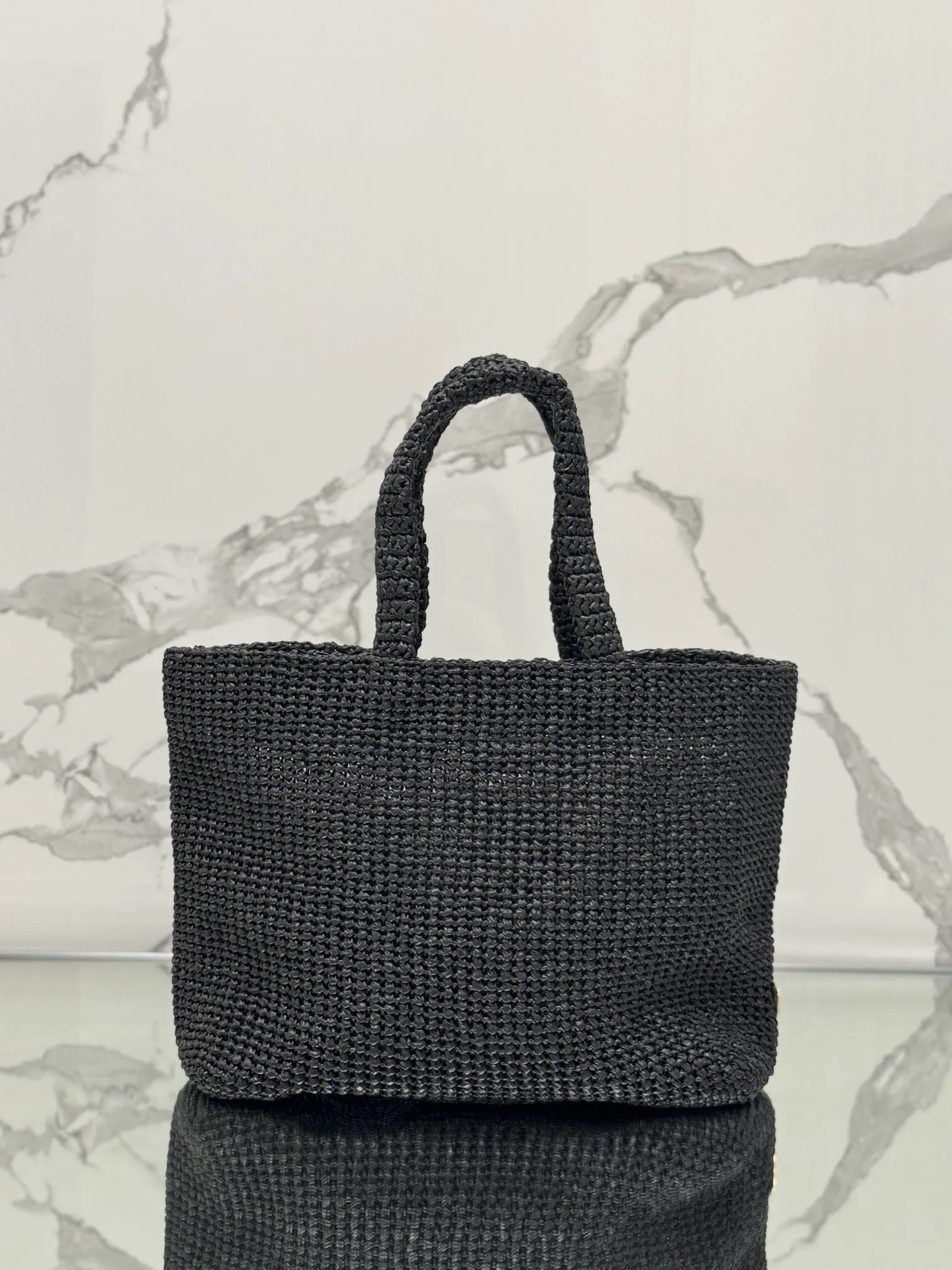 💰1900🌟Woven Tote Bag (Large Size) This tote bag is made of lightweight natural raffia fiber that is full of summer style. The soft deconstructed design gives the bag a unique modern charm. The iconic Prada lettering logo embroidery on the front subtly embellishes the silhouette. The striped pattern adds a contrasting element. So summery! Very versatile for everyday use. Size: length 40cm×height 34×width 15cm Style number: 1BG392