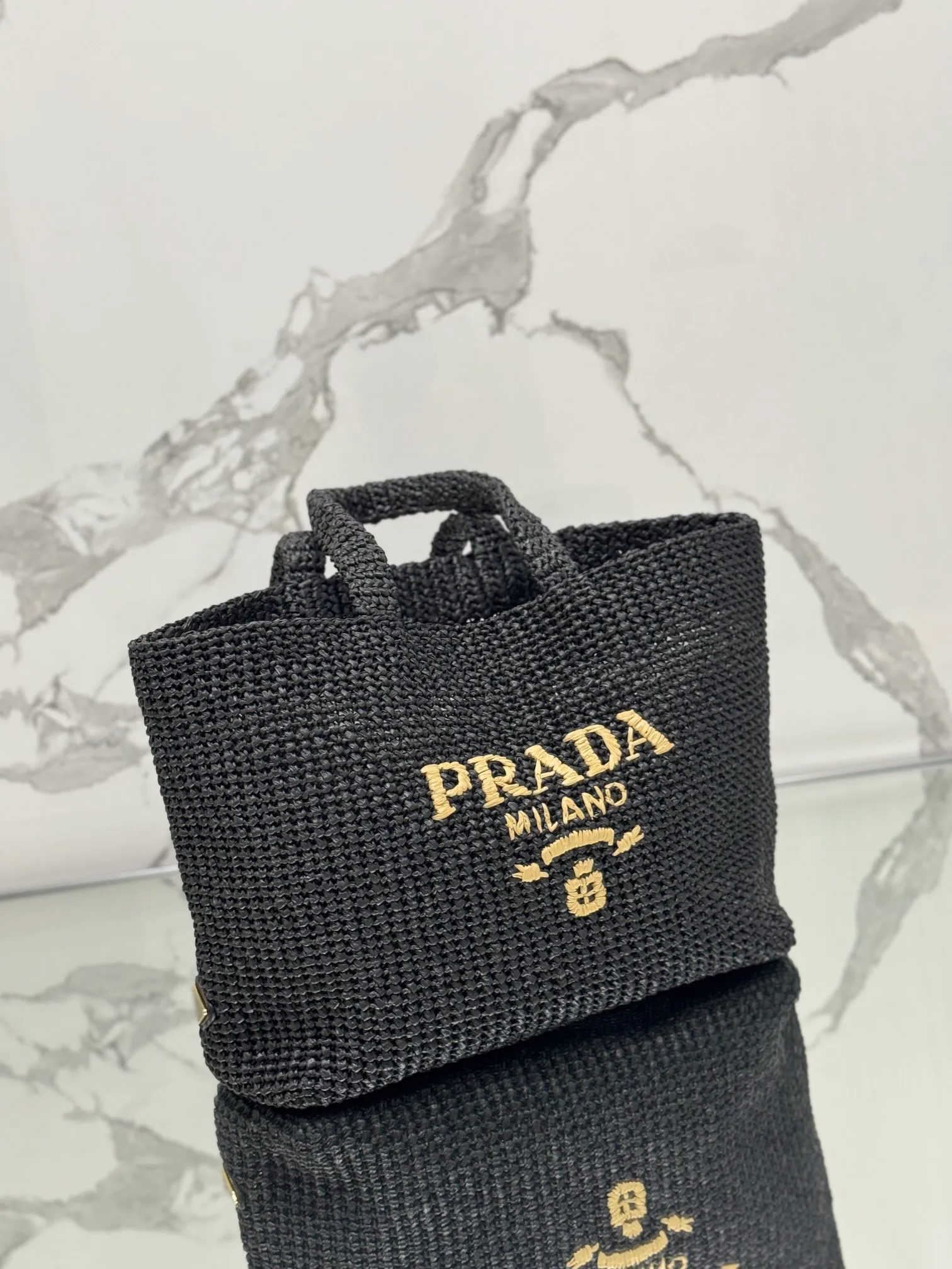 💰1900🌟Woven Tote Bag (Large Size) This tote bag is made of lightweight natural raffia fiber that is full of summer style. The soft deconstructed design gives the bag a unique modern charm. The iconic Prada lettering logo embroidery on the front subtly embellishes the silhouette. The striped pattern adds a contrasting element. So summery! Very versatile for everyday use. Size: length 40cm×height 34×width 15cm Style number: 1BG392