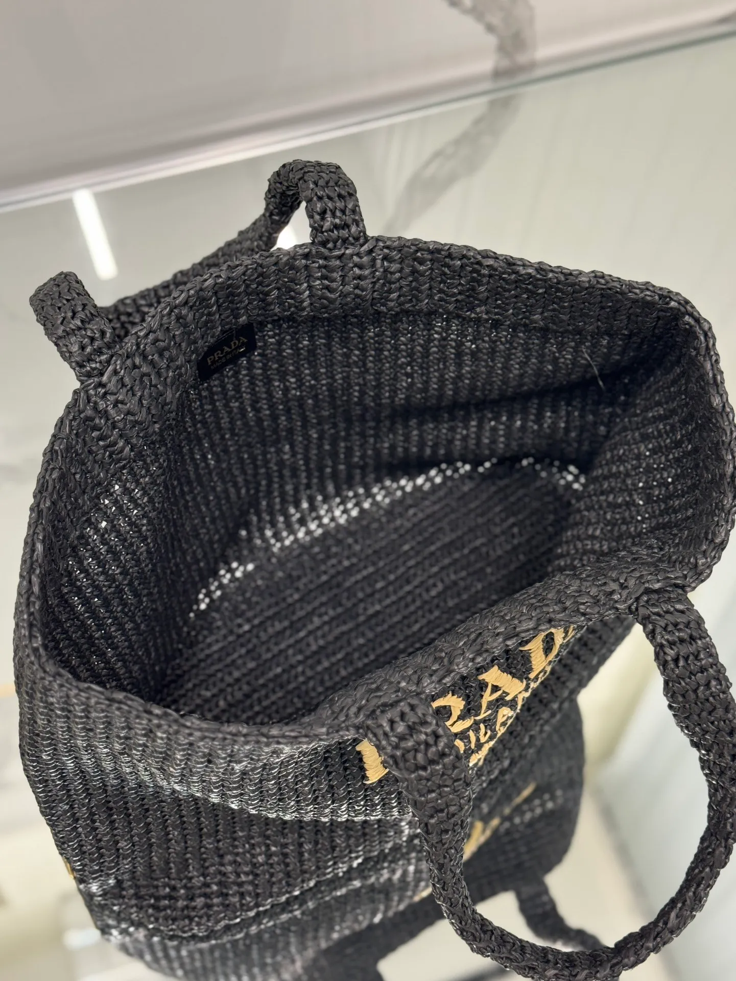 💰1900🌟Woven Tote Bag (Large Size) This tote bag is made of lightweight natural raffia fiber that is full of summer style. The soft deconstructed design gives the bag a unique modern charm. The iconic Prada lettering logo embroidery on the front subtly embellishes the silhouette. The striped pattern adds a contrasting element. So summery! Very versatile for everyday use. Size: length 40cm×height 34×width 15cm Style number: 1BG392