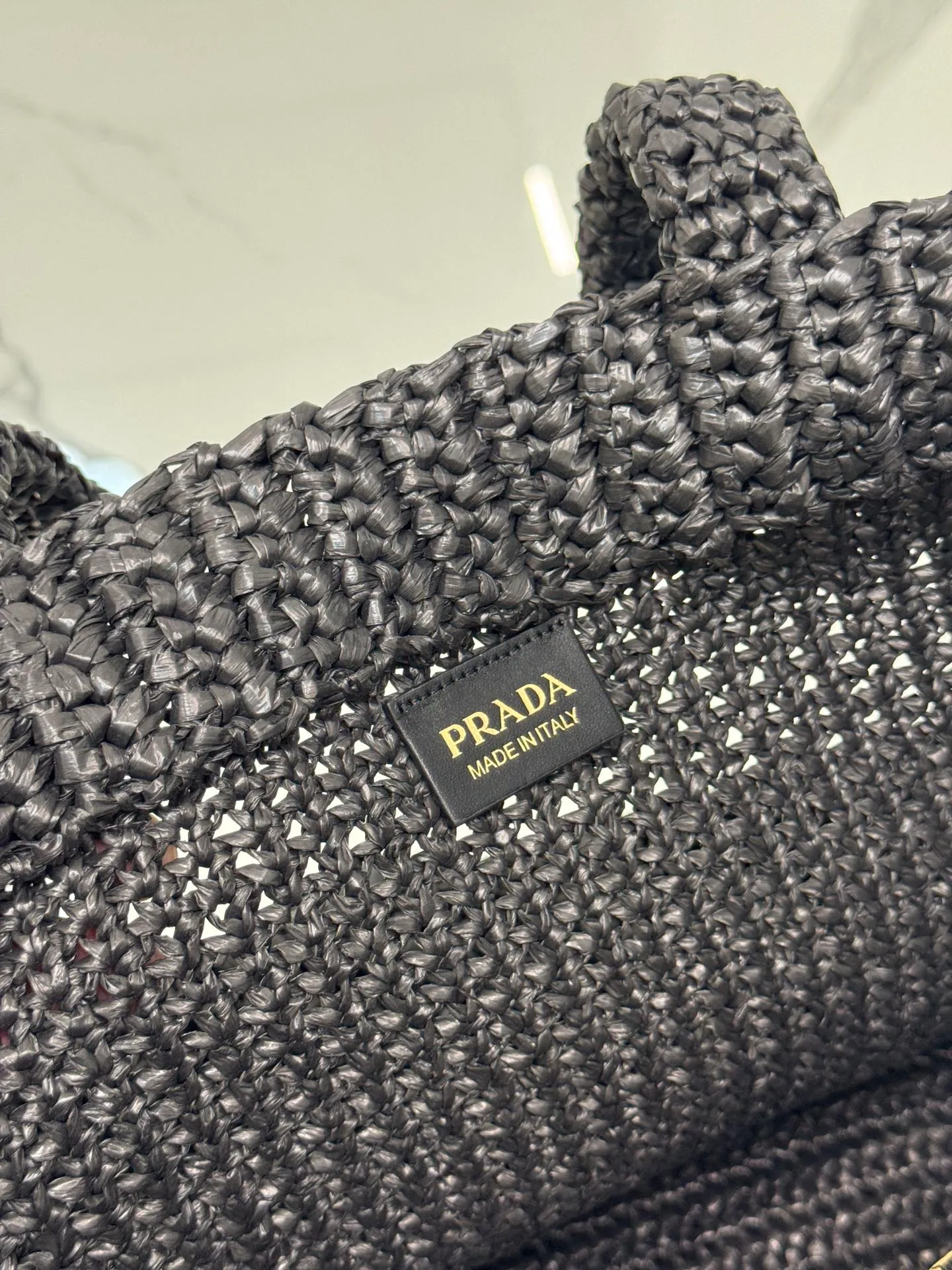 💰1900🌟Woven Tote Bag (Large Size) This tote bag is made of lightweight natural raffia fiber that is full of summer style. The soft deconstructed design gives the bag a unique modern charm. The iconic Prada lettering logo embroidery on the front subtly embellishes the silhouette. The striped pattern adds a contrasting element. So summery! Very versatile for everyday use. Size: length 40cm×height 34×width 15cm Style number: 1BG392