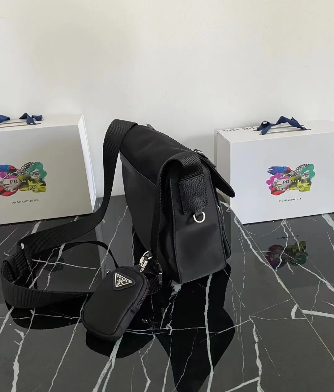 p560¥🎉Upgrade board🎉1BD994B with small bag🎉🎉This one is made of imported nylon material and Saffiano leather piping, adjustable fabric shoulder straps, stainless steel accessories, the upgraded version is designed with a detachable small bag on the shoulder strap, Triangular enamel logo plate, zipper and buckle closure, two outer pockets, one of which is a flap zipper bag, two inner pockets, 165 OEM code, lightweight and practical👏🏻👏🏻Unisex style🙊🙊Length 25H 22 bottom 10cm🤙🤙🤙💰💰💰