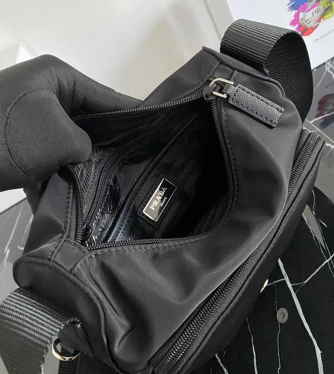 p560¥🎉Upgrade board🎉1BD994B with small bag🎉🎉This one is made of imported nylon material and Saffiano leather piping, adjustable fabric shoulder straps, stainless steel accessories, the upgraded version is designed with a detachable small bag on the shoulder strap, Triangular enamel logo plate, zipper and buckle closure, two outer pockets, one of which is a flap zipper bag, two inner pockets, 165 OEM code, lightweight and practical👏🏻👏🏻Unisex style🙊🙊Length 25H 22 bottom 10cm🤙🤙🤙💰💰💰