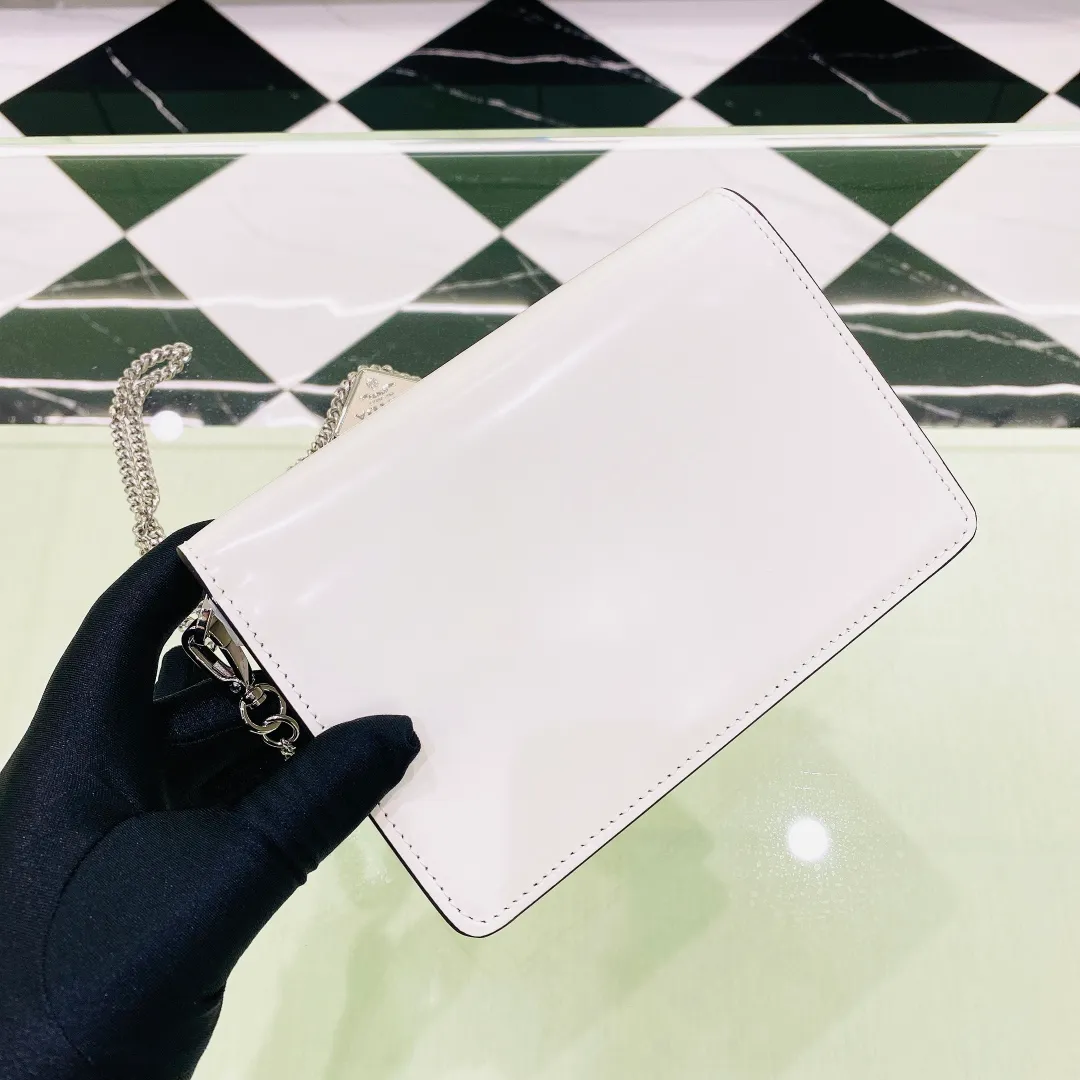 💰1320✨ New product debut✨🌟New inverted triangle decorated glossy cowhide flip shoulder bag 1BH189 Novel and interesting inverted triangle metal chain with fashionable glossy cowhide. The simple and elegant outline design and flip opening and closing give it a simple and fashionable style. It is simply great👏... The new favorite of fashion trendsetters. The perfect details are comparable to those of brick cabinets Super 5🌟 Size:17*9.5*3.5cm white