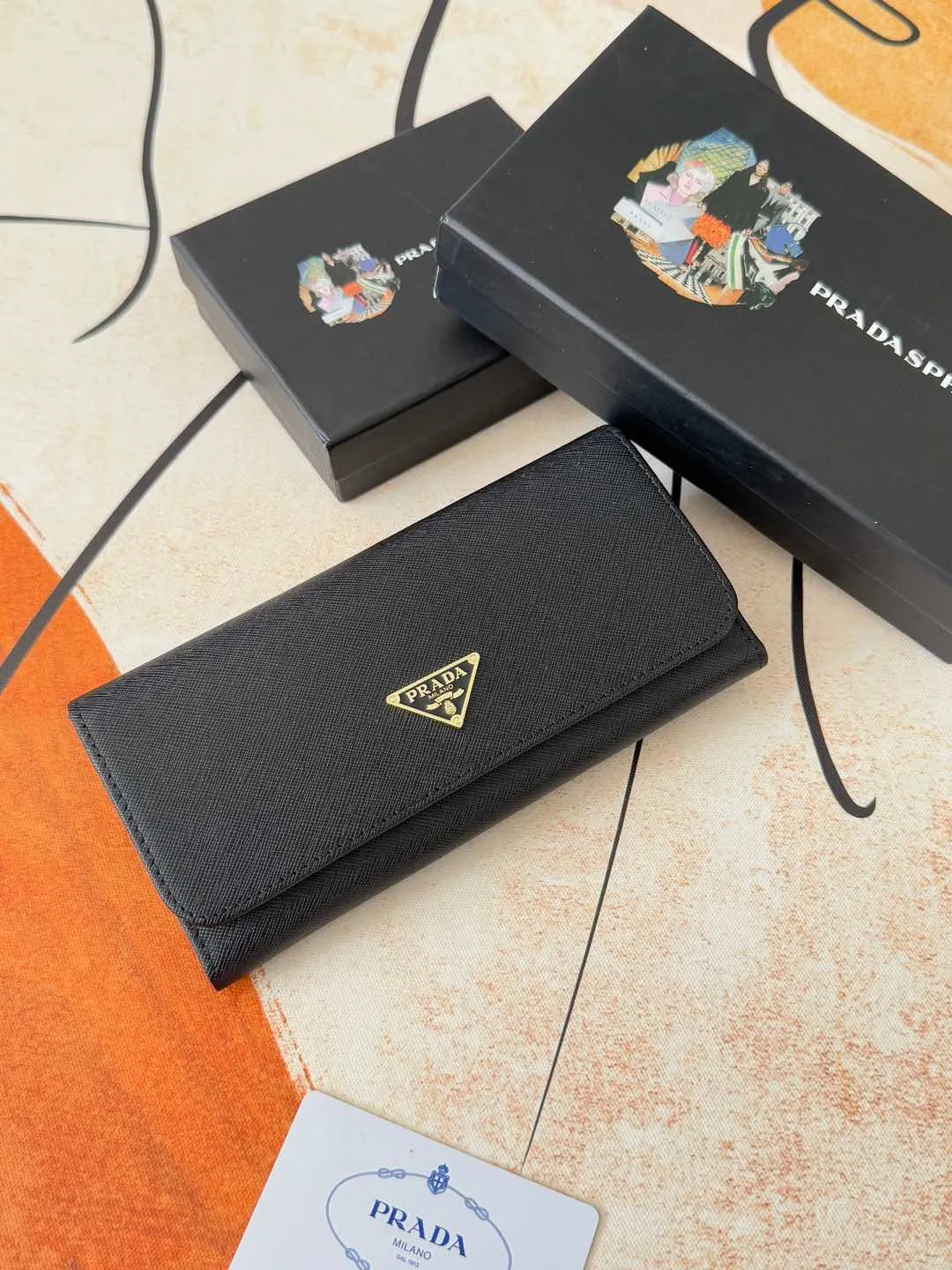 💰180💰Exclusive background hot model shipped: 💝 💝 Prada counter quality real shot [strong]! Model: LM1132 loose letter mark/gold hardware, original quality Leather: original cross pattern Colors are complete as shown in the picture ✌✌✌✌Length 19 Width 10 Height 2cm