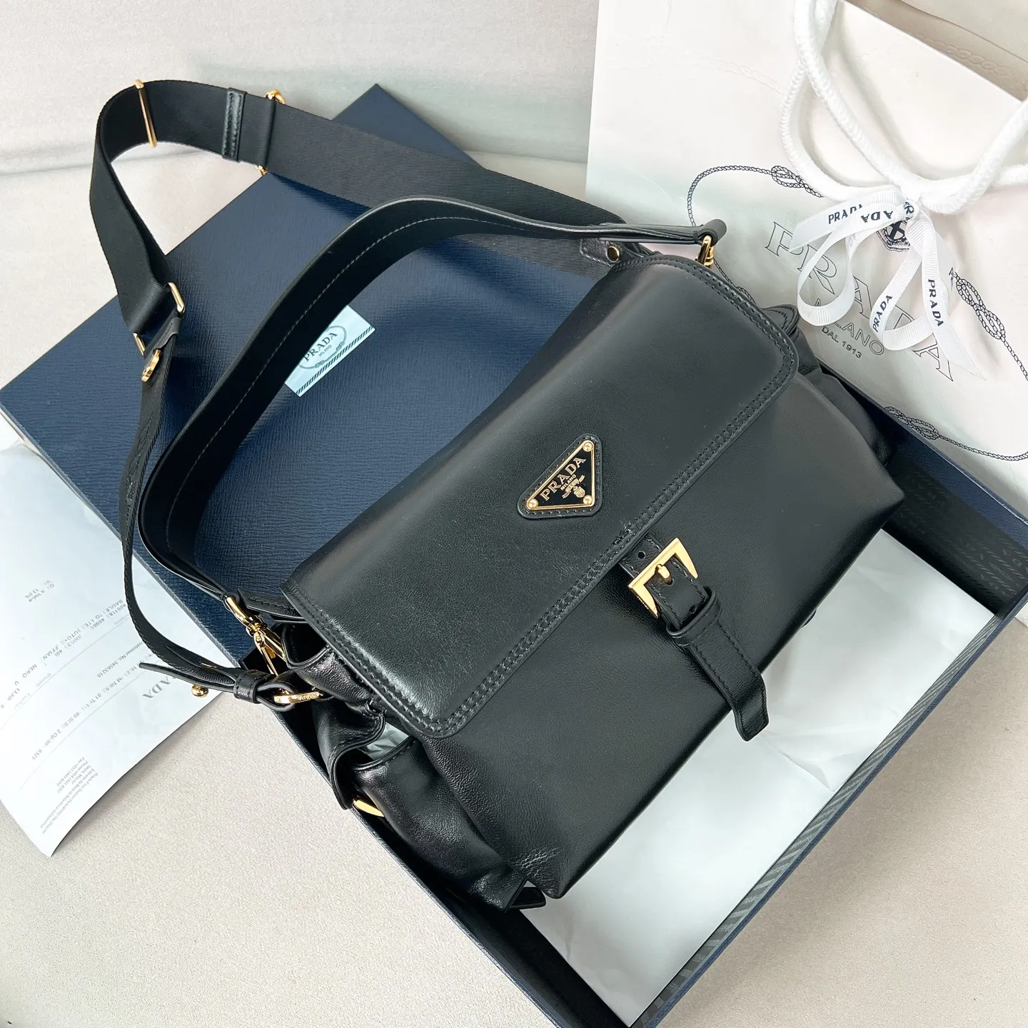 💰1700✨New product launch✨2025 new hot model ExploreNappa leather messenger bag medium size 1BD394, super versatile, good-looking and fashionable people must buy it! Not only practical, lightweight, but also good-looking, with super large capacity. Triangle brand signature + imported Nappa leather. Lightweight and practical design combines sports and versatile elements. Equipped with two detachable and adjustable webbing straps. The fluffy and soft shape goes well with clothes. The multi-pocket design meets the functional needs of traveling and commuting. It is simply great👏... Unisex style for both men and women🉑️ Size: 30*14*10cm