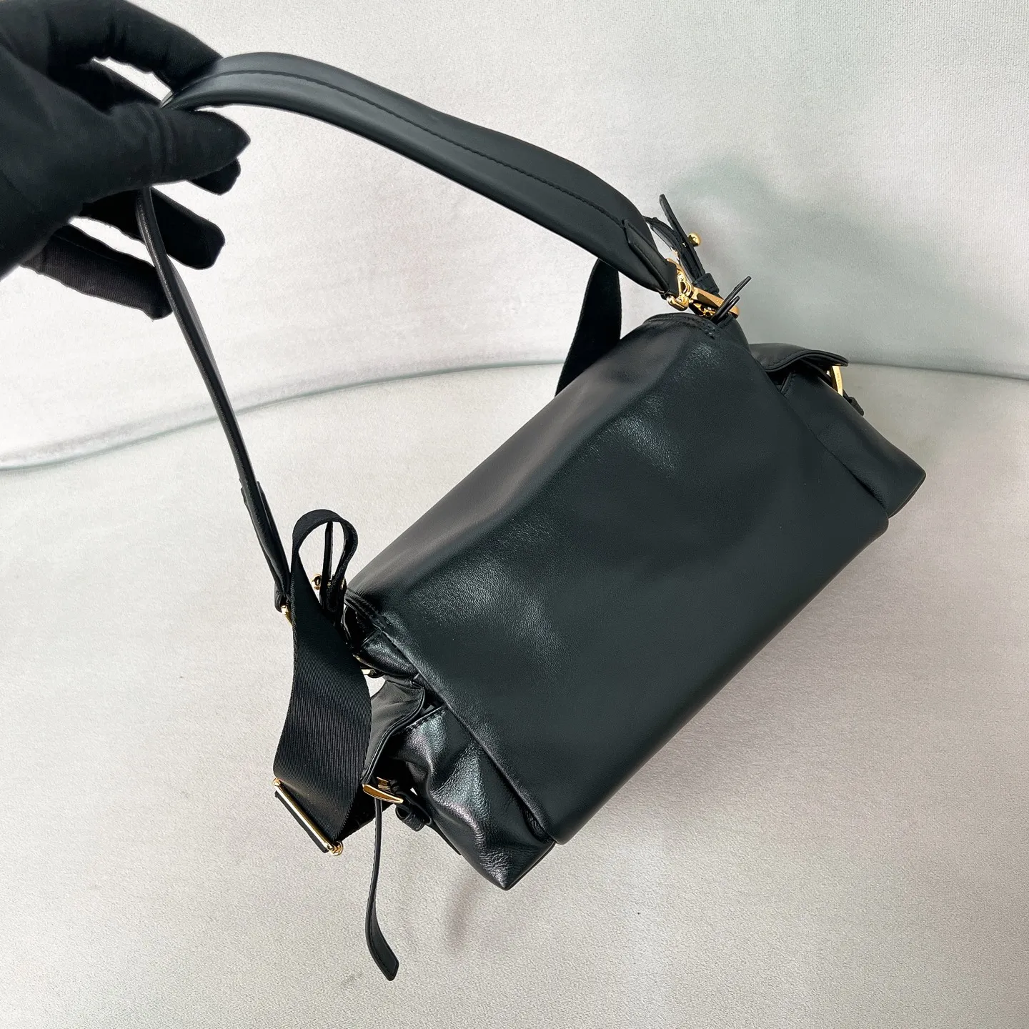 💰1700✨New product launch✨2025 new hot model ExploreNappa leather messenger bag medium size 1BD394, super versatile, good-looking and fashionable people must buy it! Not only practical, lightweight, but also good-looking, with super large capacity. Triangle brand signature + imported Nappa leather. Lightweight and practical design combines sports and versatile elements. Equipped with two detachable and adjustable webbing straps. The fluffy and soft shape goes well with clothes. The multi-pocket design meets the functional needs of traveling and commuting. It is simply great👏... Unisex style for both men and women🉑️ Size: 30*14*10cm
