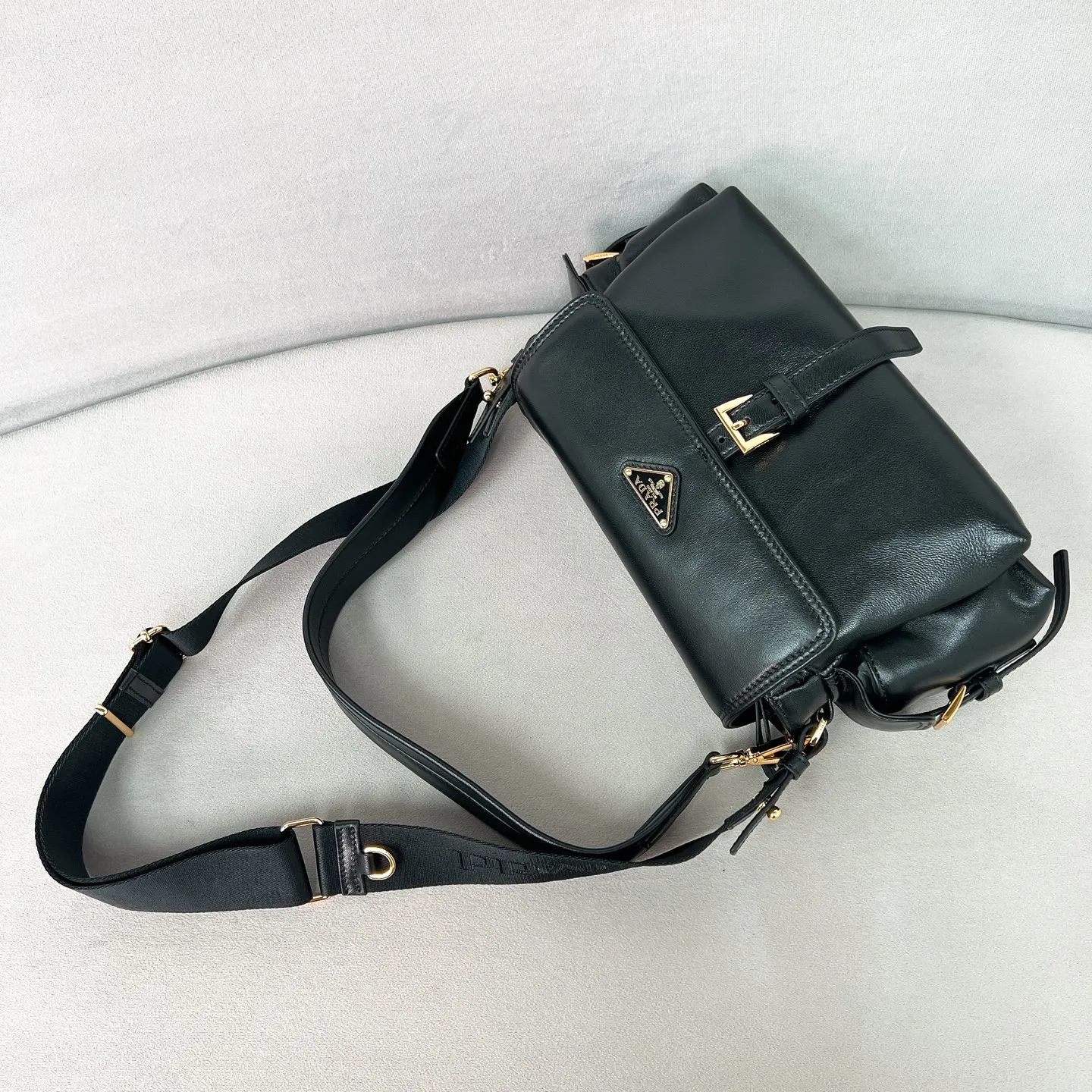 💰1700✨New product launch✨2025 new hot model ExploreNappa leather messenger bag medium size 1BD394, super versatile, good-looking and fashionable people must buy it! Not only practical, lightweight, but also good-looking, with super large capacity. Triangle brand signature + imported Nappa leather. Lightweight and practical design combines sports and versatile elements. Equipped with two detachable and adjustable webbing straps. The fluffy and soft shape goes well with clothes. The multi-pocket design meets the functional needs of traveling and commuting. It is simply great👏... Unisex style for both men and women🉑️ Size: 30*14*10cm