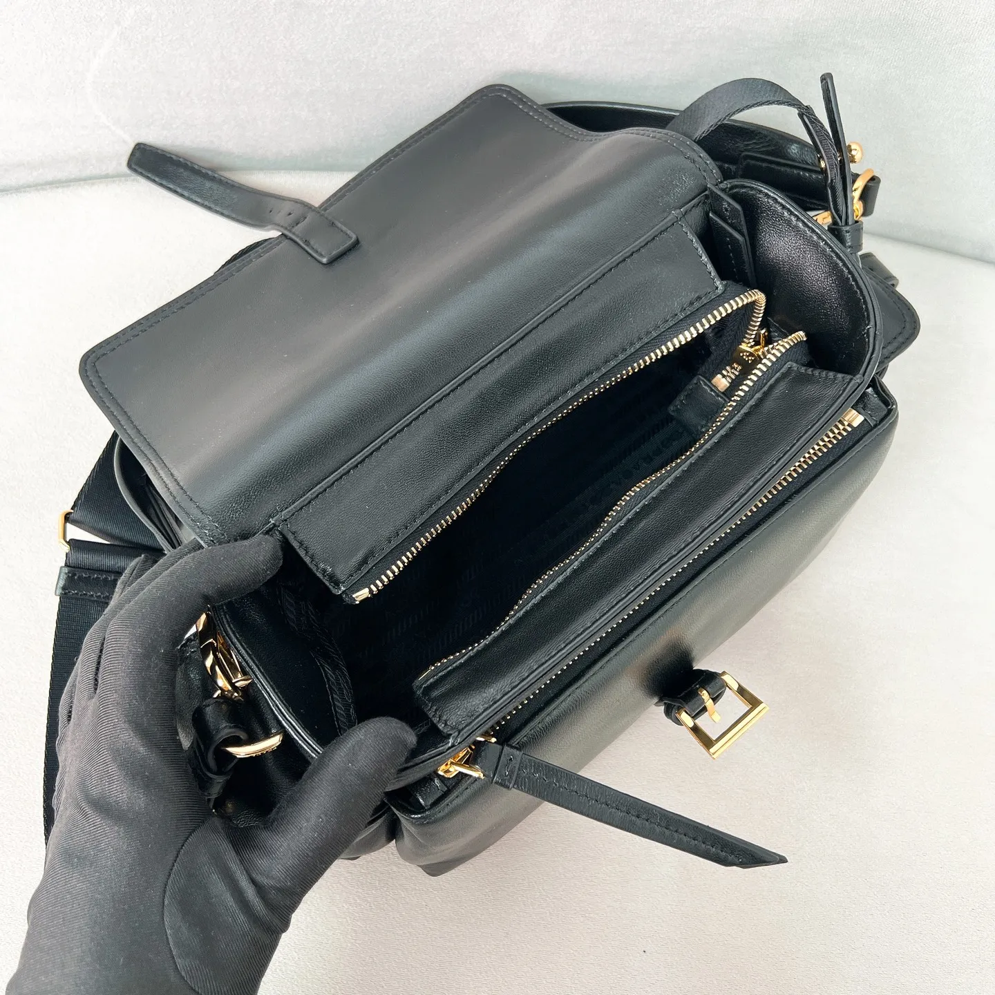 💰1700✨New product launch✨2025 new hot model ExploreNappa leather messenger bag medium size 1BD394, super versatile, good-looking and fashionable people must buy it! Not only practical, lightweight, but also good-looking, with super large capacity. Triangle brand signature + imported Nappa leather. Lightweight and practical design combines sports and versatile elements. Equipped with two detachable and adjustable webbing straps. The fluffy and soft shape goes well with clothes. The multi-pocket design meets the functional needs of traveling and commuting. It is simply great👏... Unisex style for both men and women🉑️ Size: 30*14*10cm