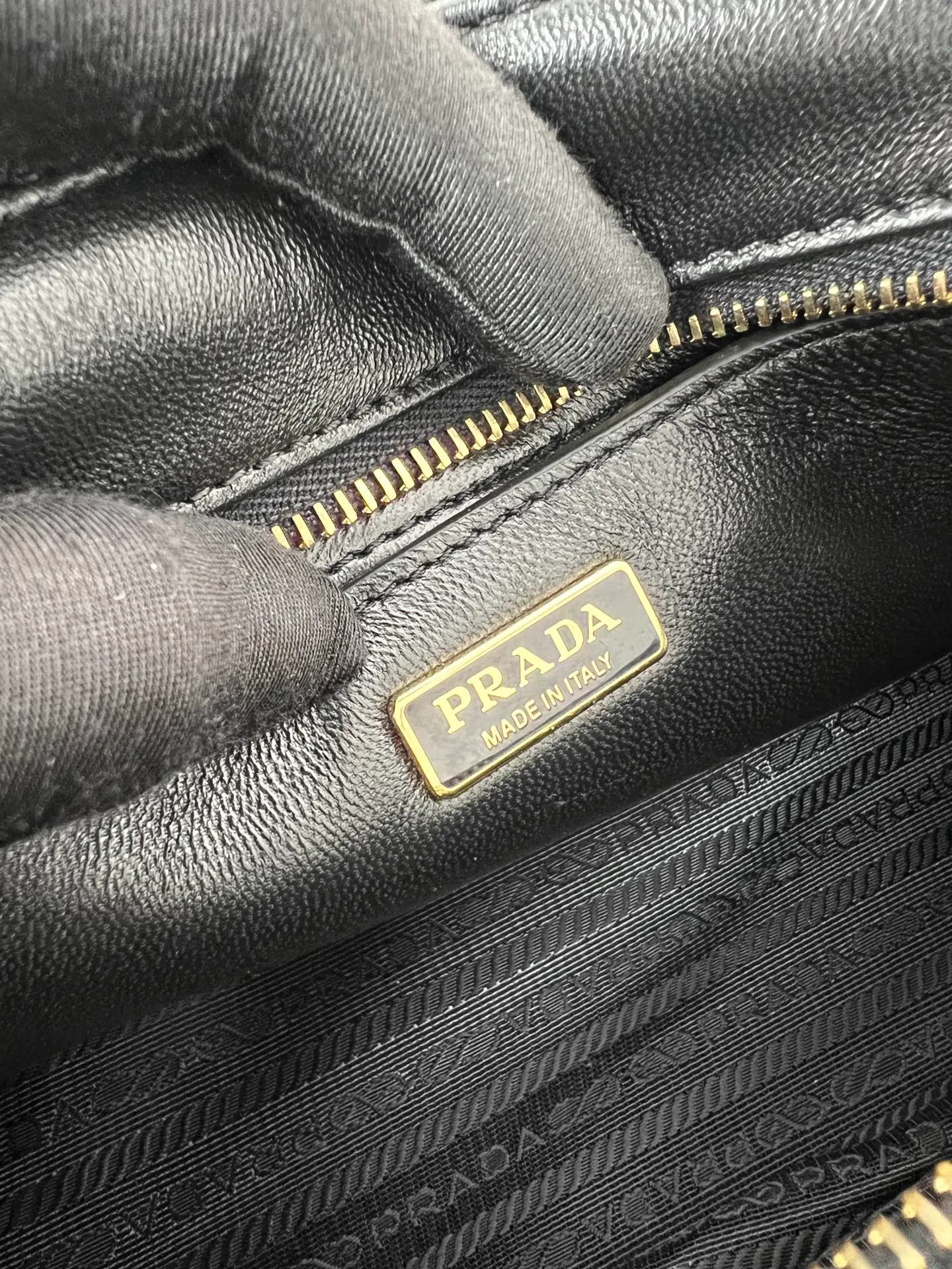 💰1700✨New product launch✨2025 new hot model ExploreNappa leather messenger bag medium size 1BD394, super versatile, good-looking and fashionable people must buy it! Not only practical, lightweight, but also good-looking, with super large capacity. Triangle brand signature + imported Nappa leather. Lightweight and practical design combines sports and versatile elements. Equipped with two detachable and adjustable webbing straps. The fluffy and soft shape goes well with clothes. The multi-pocket design meets the functional needs of traveling and commuting. It is simply great👏... Unisex style for both men and women🉑️ Size: 30*14*10cm