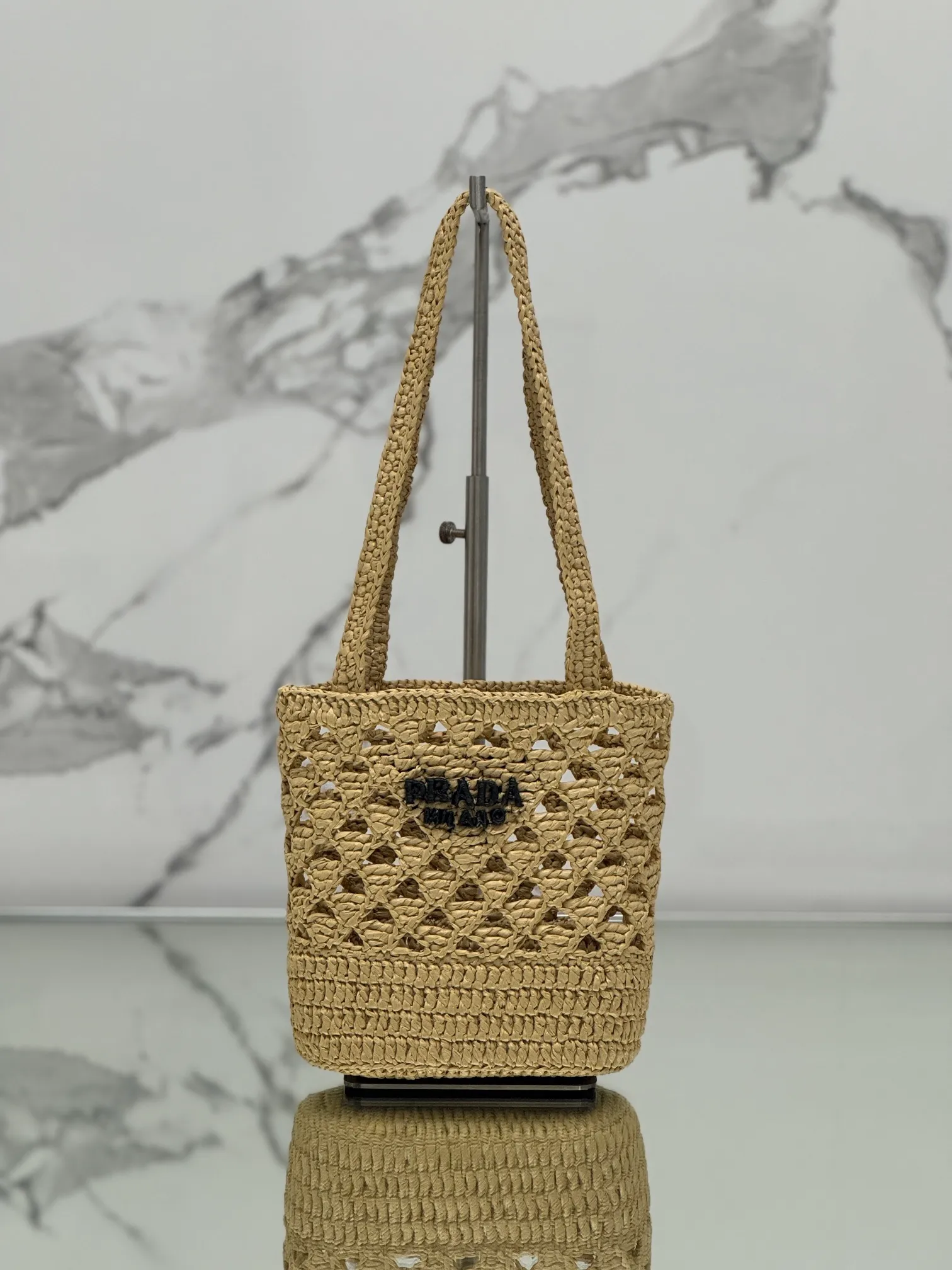 💰1300⭐2024 new raffia tote bag, an excellent choice for travel and vacation🏖️, handmade with raffia, the light and natural material reflects the summer mood. The triangle logo is embroidered and engraved on the front. It is equipped with a long and exquisite shoulder handle. The small bag has a good capacity and is very light! Wear-resistant, waterproof, durable and good-looking, it can be carried on the shoulder or shoulder. Style number: 1BG494 Size: 16.5×18×10cm