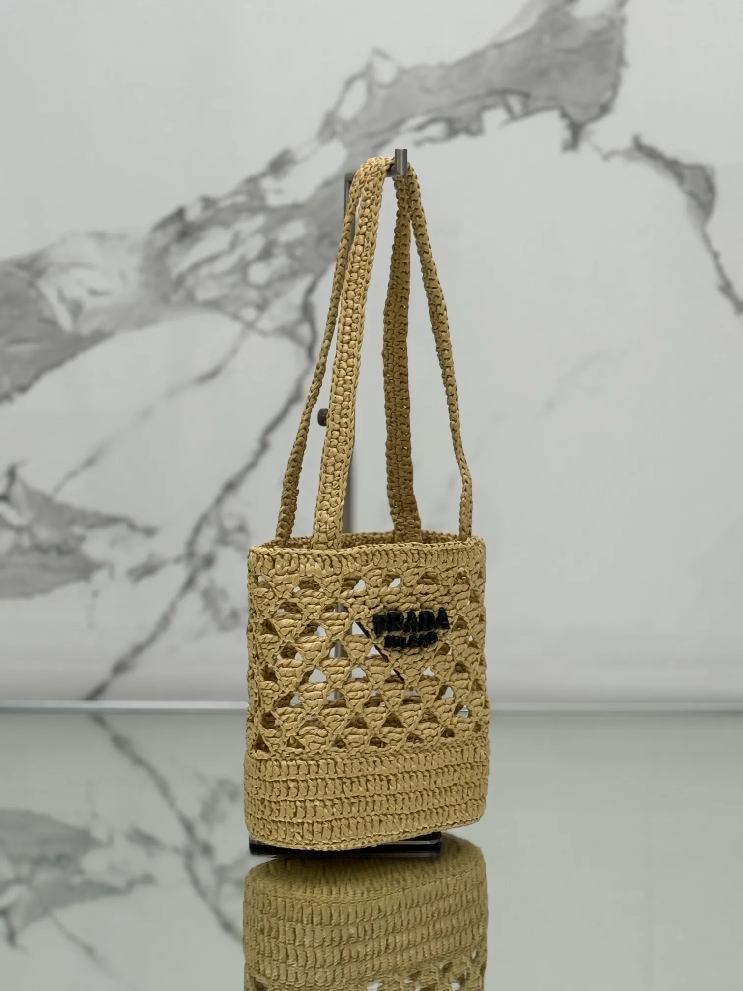 💰1300⭐2024 new raffia tote bag, an excellent choice for travel and vacation🏖️, handmade with raffia, the light and natural material reflects the summer mood. The triangle logo is embroidered and engraved on the front. It is equipped with a long and exquisite shoulder handle. The small bag has a good capacity and is very light! Wear-resistant, waterproof, durable and good-looking, it can be carried on the shoulder or shoulder. Style number: 1BG494 Size: 16.5×18×10cm