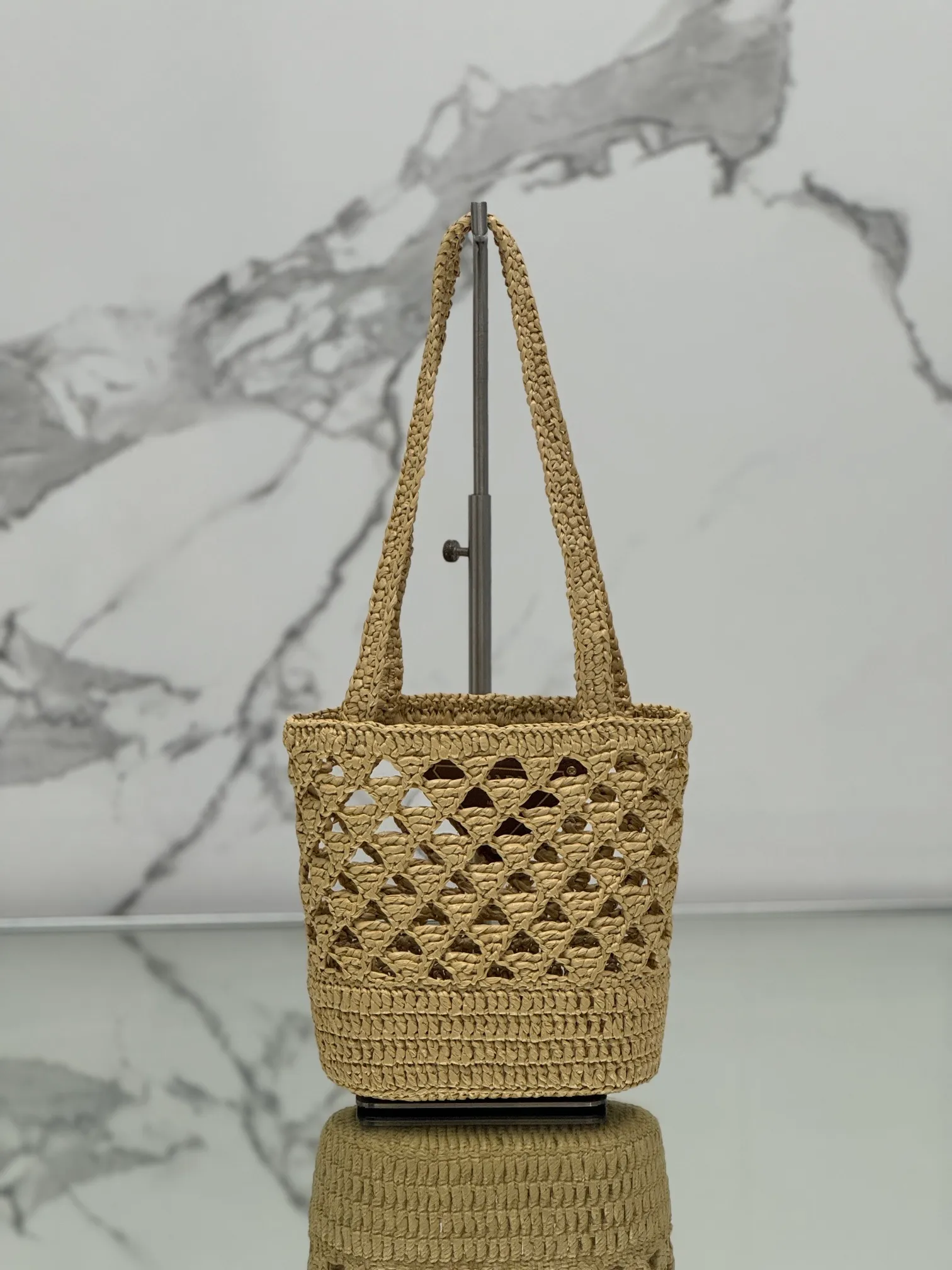 💰1300⭐2024 new raffia tote bag, an excellent choice for travel and vacation🏖️, handmade with raffia, the light and natural material reflects the summer mood. The triangle logo is embroidered and engraved on the front. It is equipped with a long and exquisite shoulder handle. The small bag has a good capacity and is very light! Wear-resistant, waterproof, durable and good-looking, it can be carried on the shoulder or shoulder. Style number: 1BG494 Size: 16.5×18×10cm
