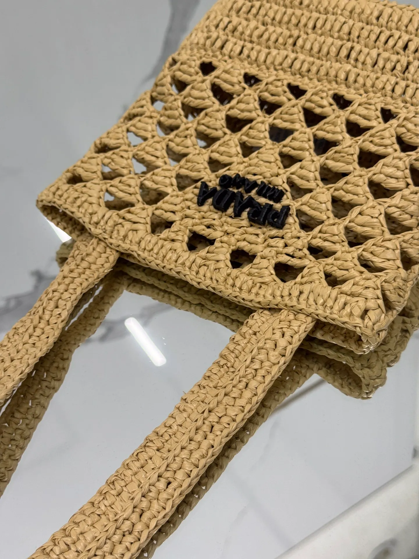 💰1300⭐2024 new raffia tote bag, an excellent choice for travel and vacation🏖️, handmade with raffia, the light and natural material reflects the summer mood. The triangle logo is embroidered and engraved on the front. It is equipped with a long and exquisite shoulder handle. The small bag has a good capacity and is very light! Wear-resistant, waterproof, durable and good-looking, it can be carried on the shoulder or shoulder. Style number: 1BG494 Size: 16.5×18×10cm