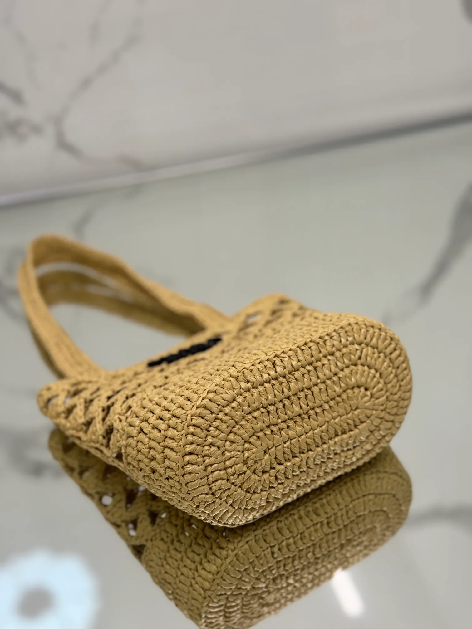💰1300⭐2024 new raffia tote bag, an excellent choice for travel and vacation🏖️, handmade with raffia, the light and natural material reflects the summer mood. The triangle logo is embroidered and engraved on the front. It is equipped with a long and exquisite shoulder handle. The small bag has a good capacity and is very light! Wear-resistant, waterproof, durable and good-looking, it can be carried on the shoulder or shoulder. Style number: 1BG494 Size: 16.5×18×10cm
