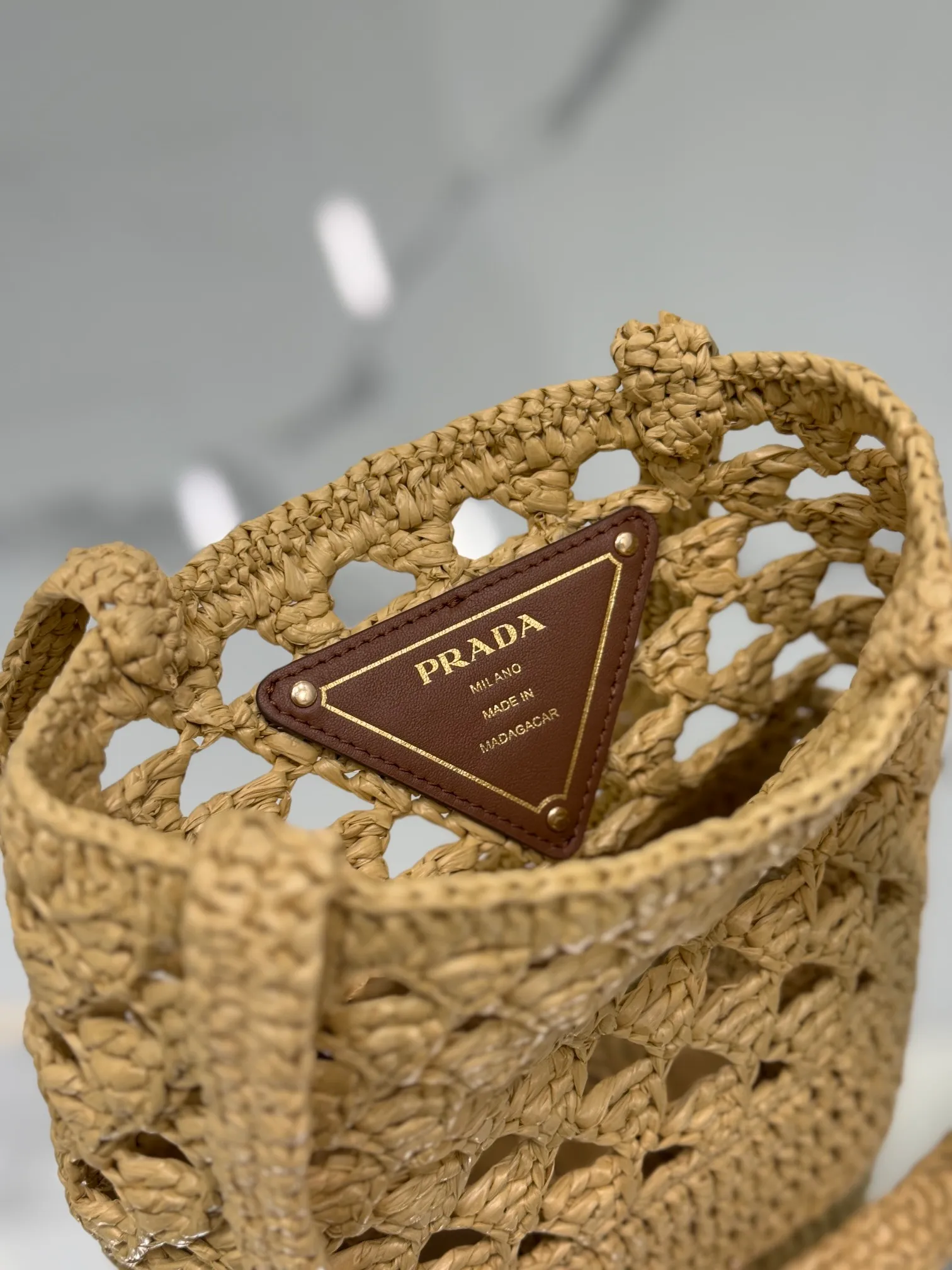 💰1300⭐2024 new raffia tote bag, an excellent choice for travel and vacation🏖️, handmade with raffia, the light and natural material reflects the summer mood. The triangle logo is embroidered and engraved on the front. It is equipped with a long and exquisite shoulder handle. The small bag has a good capacity and is very light! Wear-resistant, waterproof, durable and good-looking, it can be carried on the shoulder or shoulder. Style number: 1BG494 Size: 16.5×18×10cm