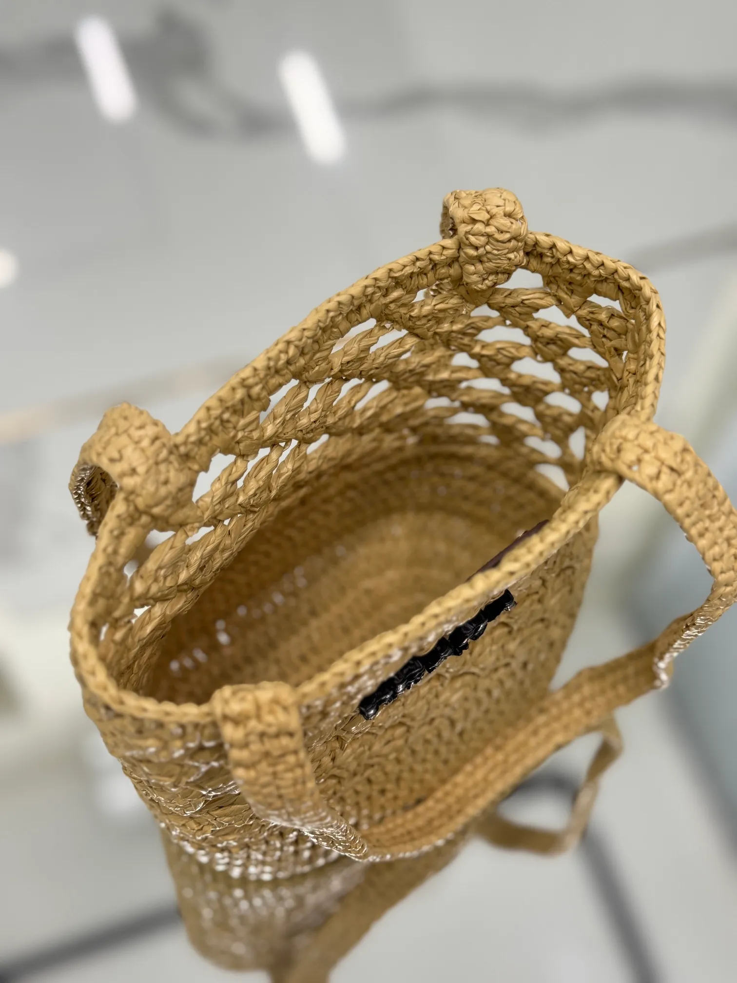 💰1300⭐2024 new raffia tote bag, an excellent choice for travel and vacation🏖️, handmade with raffia, the light and natural material reflects the summer mood. The triangle logo is embroidered and engraved on the front. It is equipped with a long and exquisite shoulder handle. The small bag has a good capacity and is very light! Wear-resistant, waterproof, durable and good-looking, it can be carried on the shoulder or shoulder. Style number: 1BG494 Size: 16.5×18×10cm
